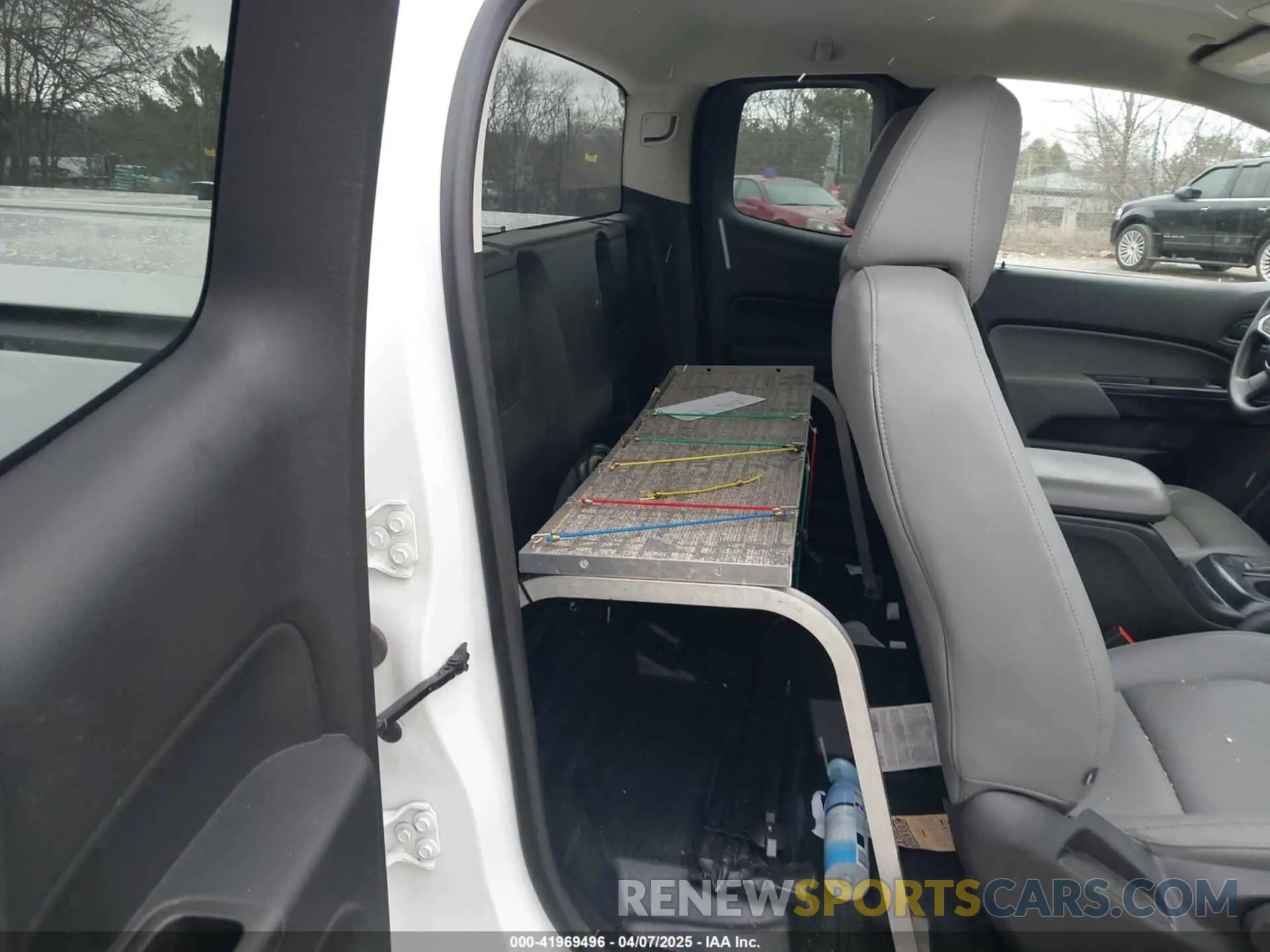 8 Photograph of a damaged car 1GCHSBEA9K1215545 CHEVROLET COLORADO 2019