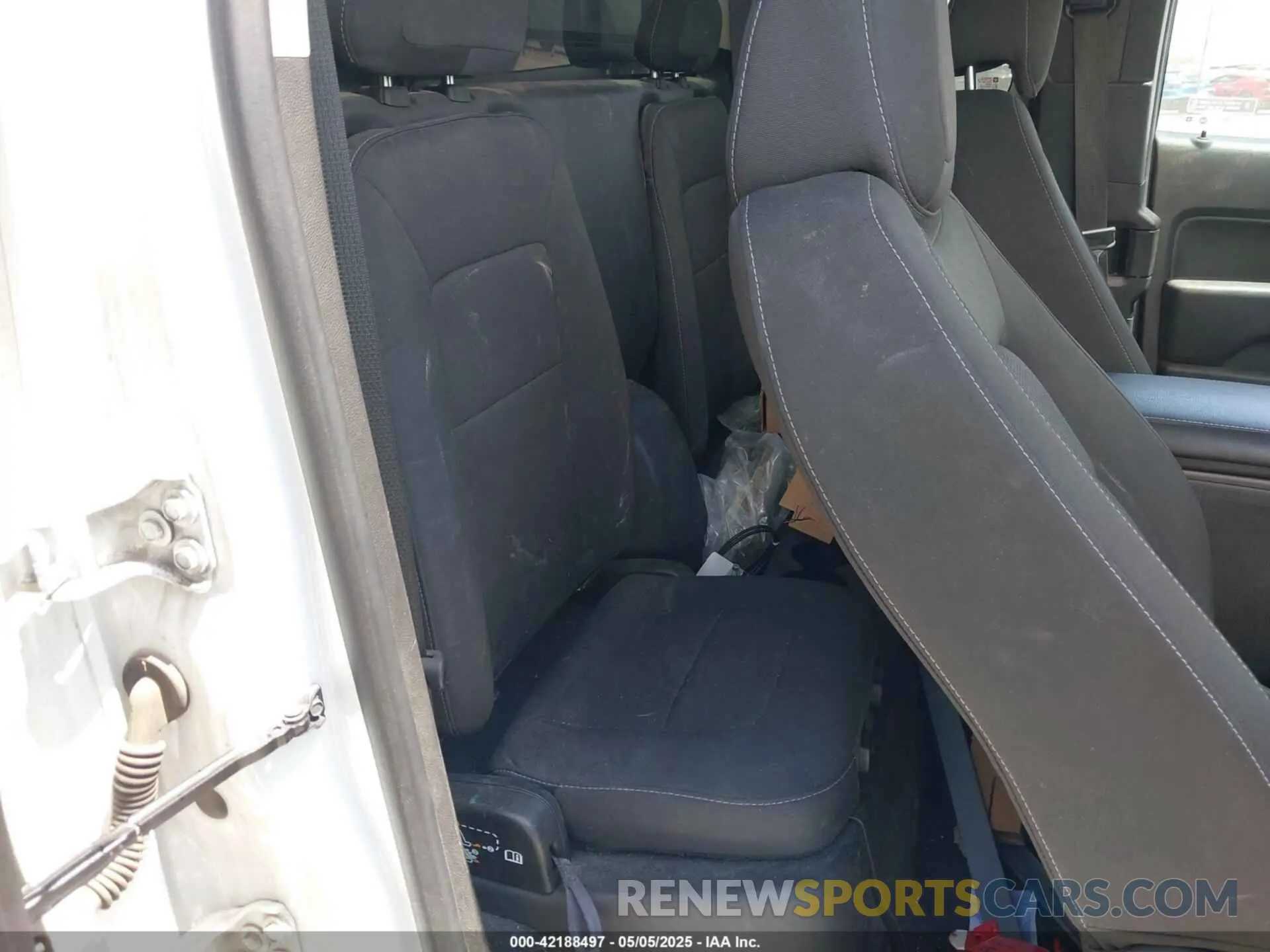 8 Photograph of a damaged car 1GCHTCEA8K1124639 CHEVROLET COLORADO 2019