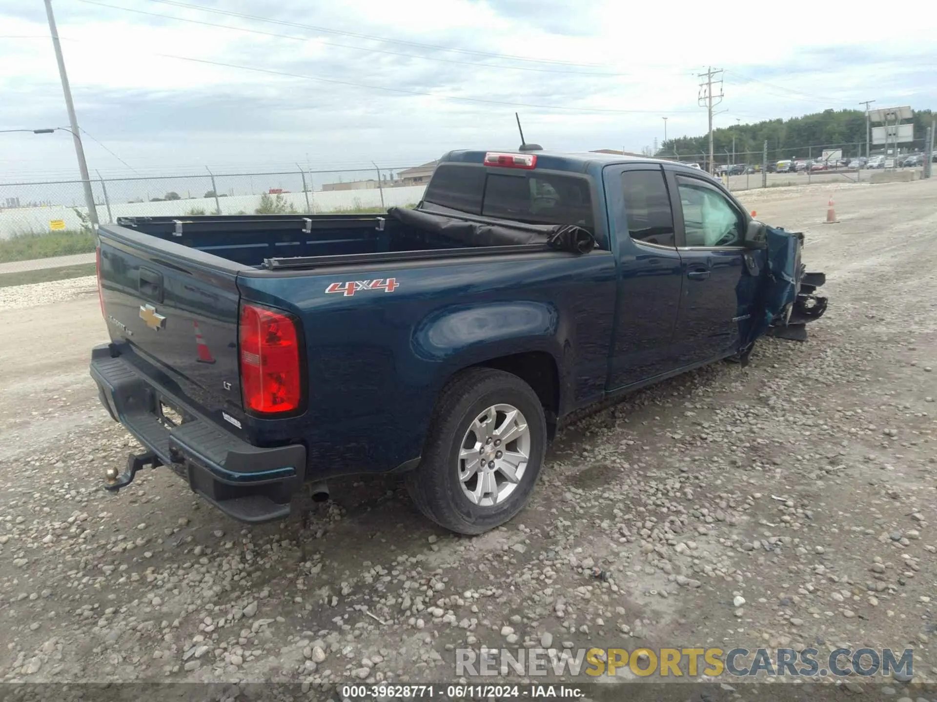 4 Photograph of a damaged car 1GCHTCEN1K1345700 CHEVROLET COLORADO 2019