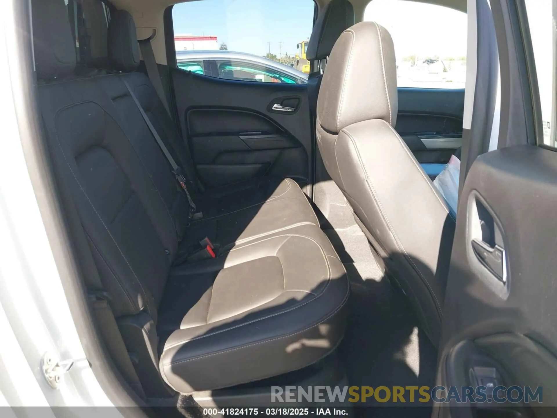 8 Photograph of a damaged car 1GCPTEE15K1191030 CHEVROLET COLORADO 2019