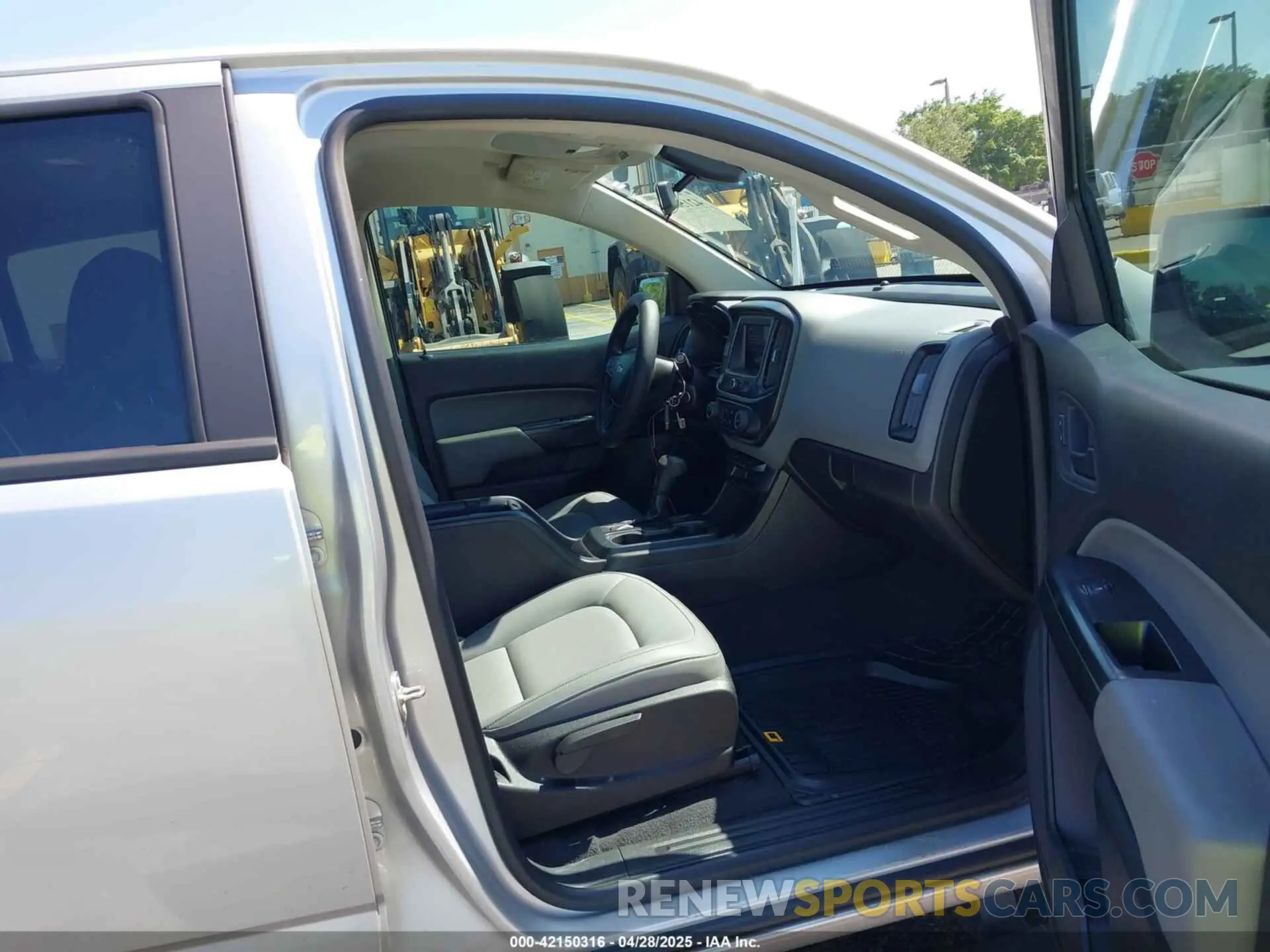 5 Photograph of a damaged car 1GCGSBEA1L1105425 CHEVROLET COLORADO 2020
