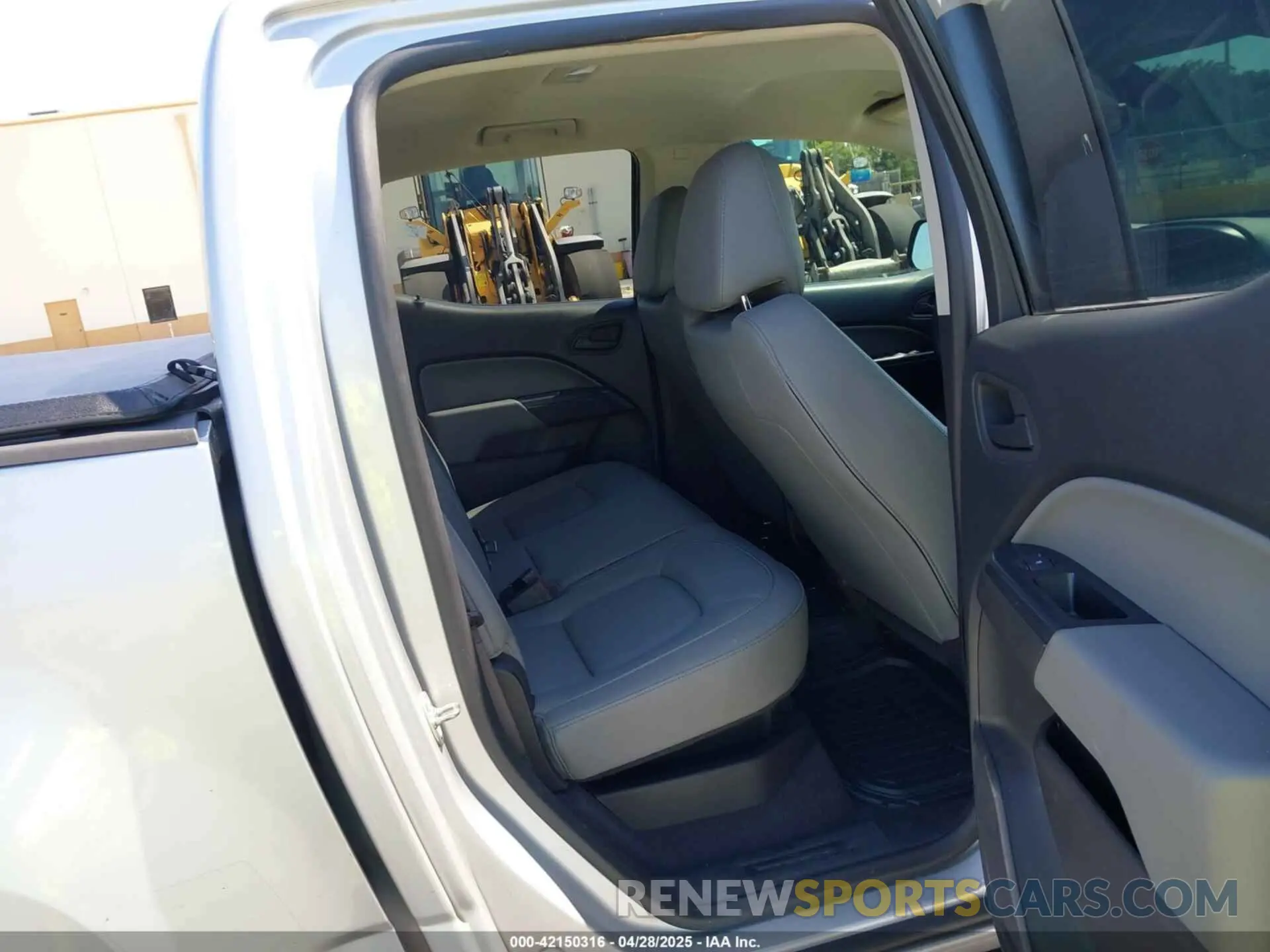 8 Photograph of a damaged car 1GCGSBEA1L1105425 CHEVROLET COLORADO 2020