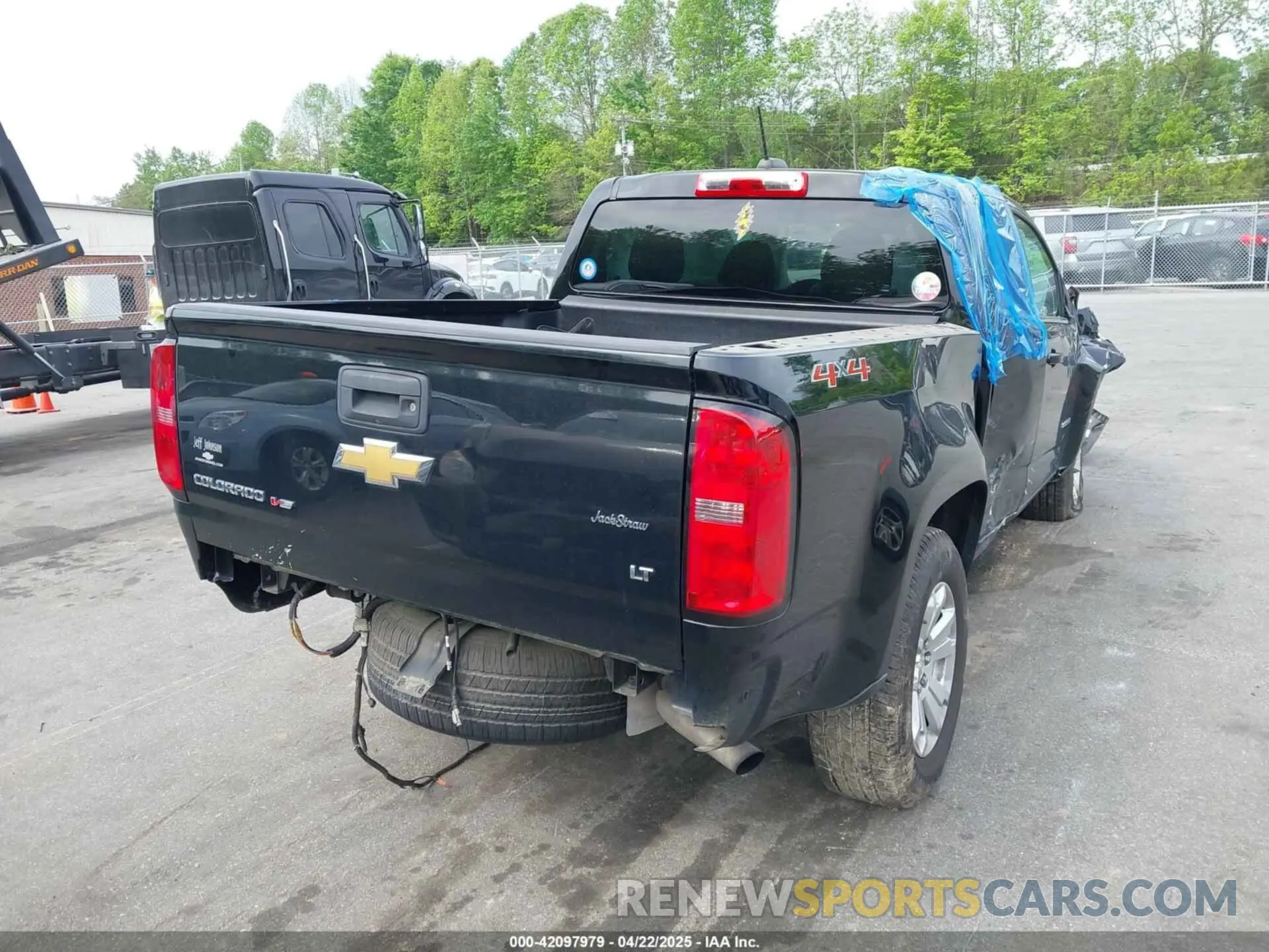 4 Photograph of a damaged car 1GCGTCEN6L1189568 CHEVROLET COLORADO 2020