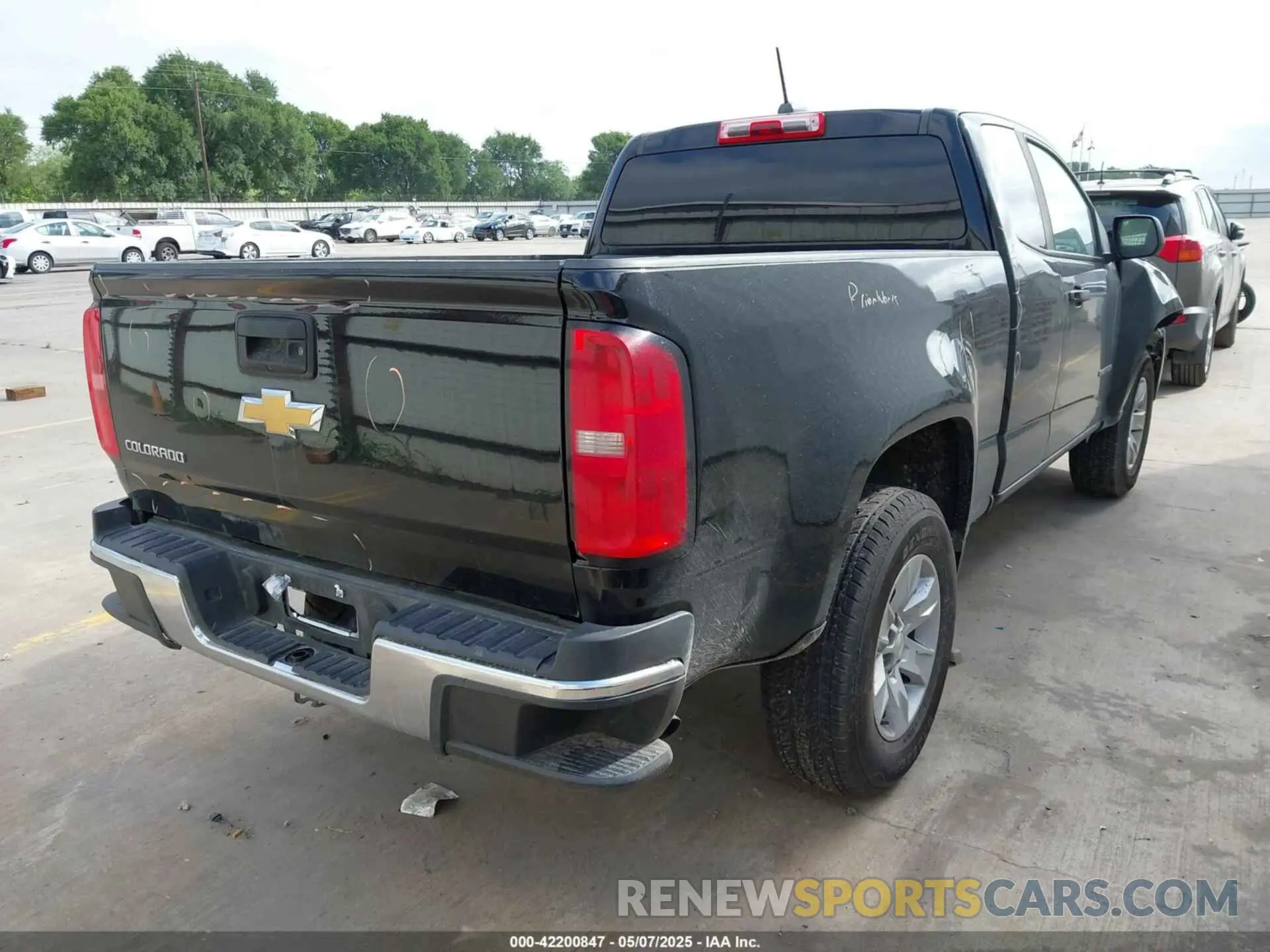 4 Photograph of a damaged car 1GCHSBEA2L1233743 CHEVROLET COLORADO 2020