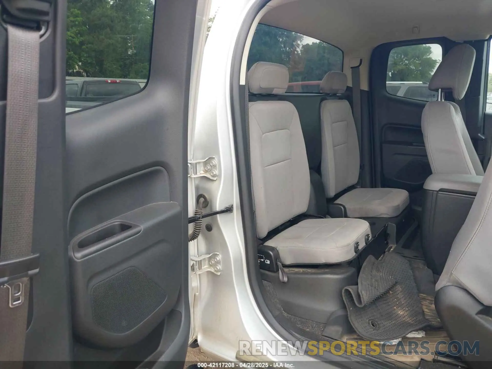8 Photograph of a damaged car 1GCHSBEA3L1138351 CHEVROLET COLORADO 2020