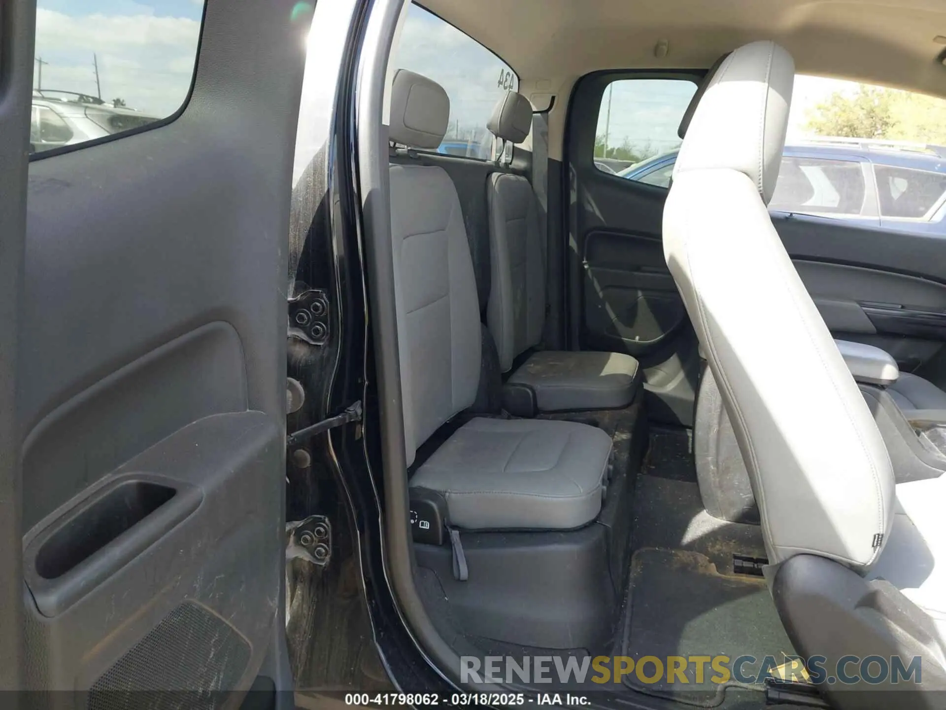 3 Photograph of a damaged car 1GCHSBEA4L1194508 CHEVROLET COLORADO 2020