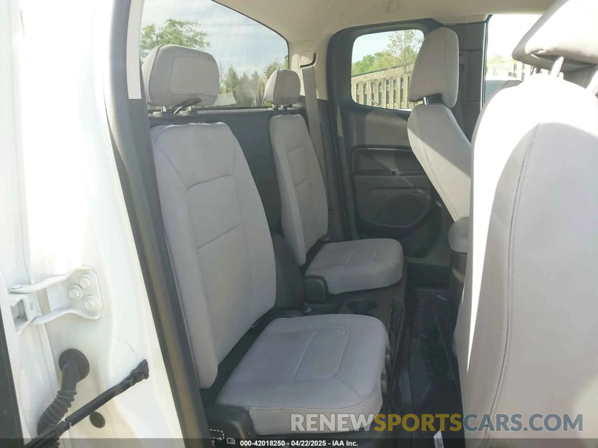 8 Photograph of a damaged car 1GCHSBEA5L1131241 CHEVROLET COLORADO 2020