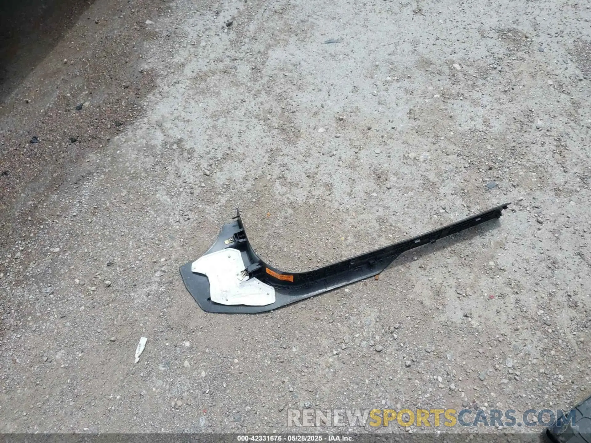 12 Photograph of a damaged car 1GCHSBEN1L1108302 CHEVROLET COLORADO 2020