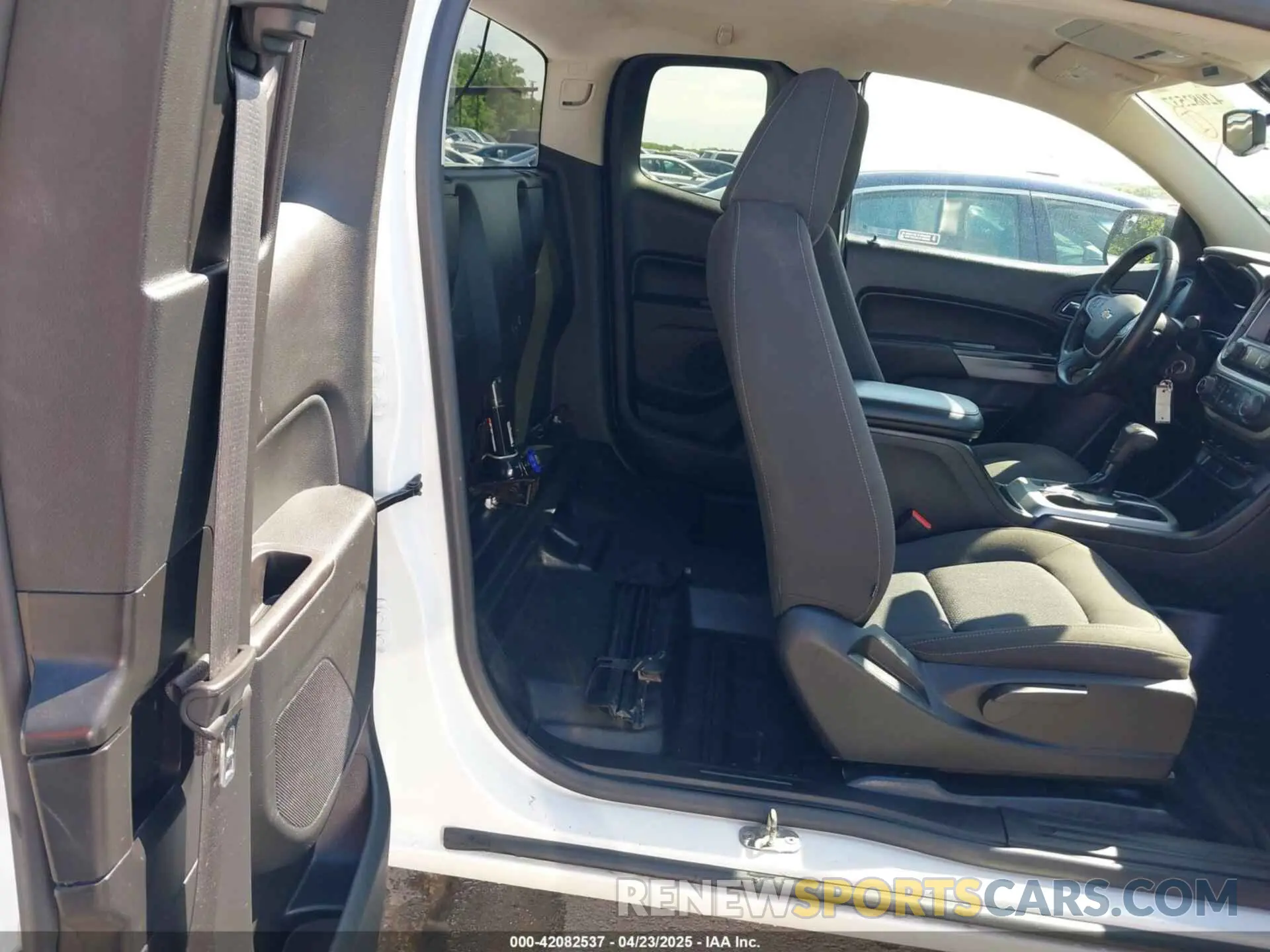 8 Photograph of a damaged car 1GCHSCEA2L1187742 CHEVROLET COLORADO 2020