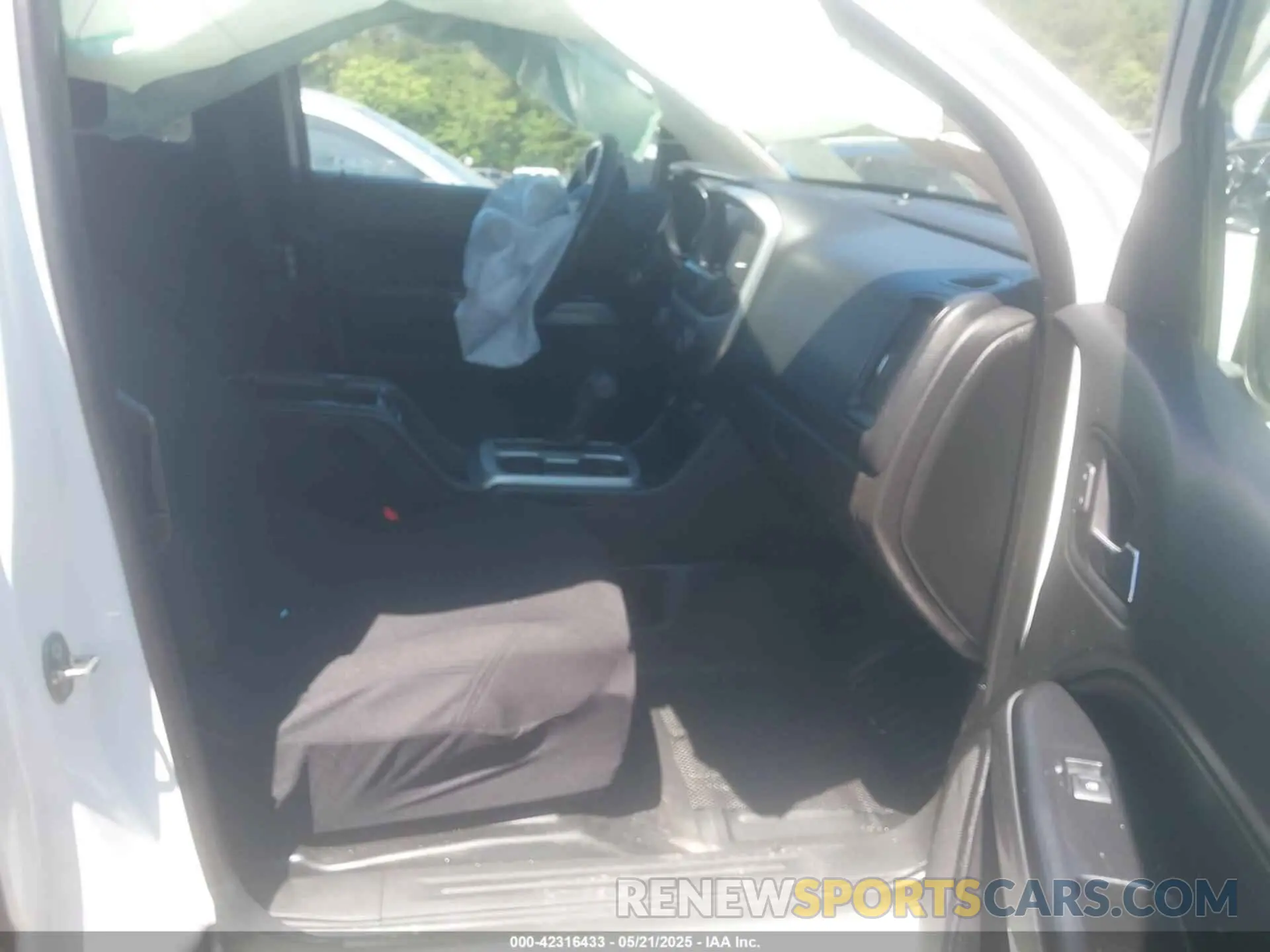 5 Photograph of a damaged car 1GCHSCEA6L1164528 CHEVROLET COLORADO 2020