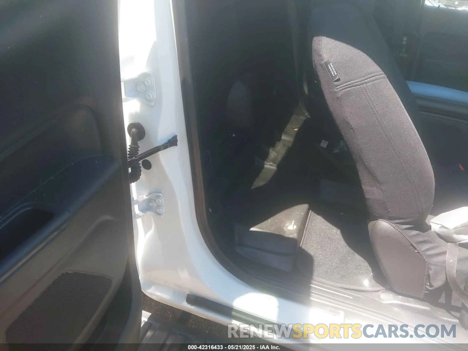 8 Photograph of a damaged car 1GCHSCEA6L1164528 CHEVROLET COLORADO 2020