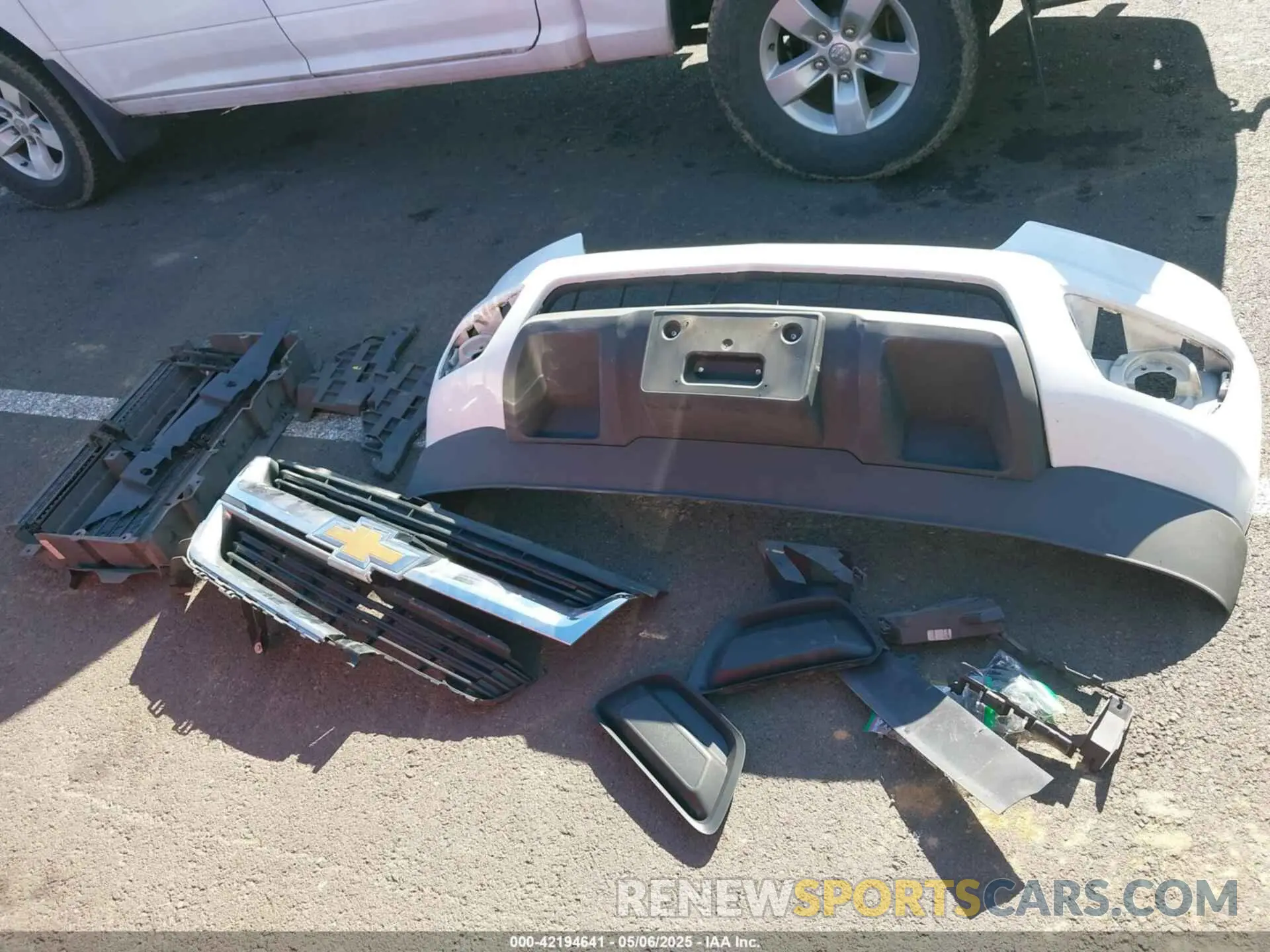12 Photograph of a damaged car 1GCHSCENXL1168004 CHEVROLET COLORADO 2020