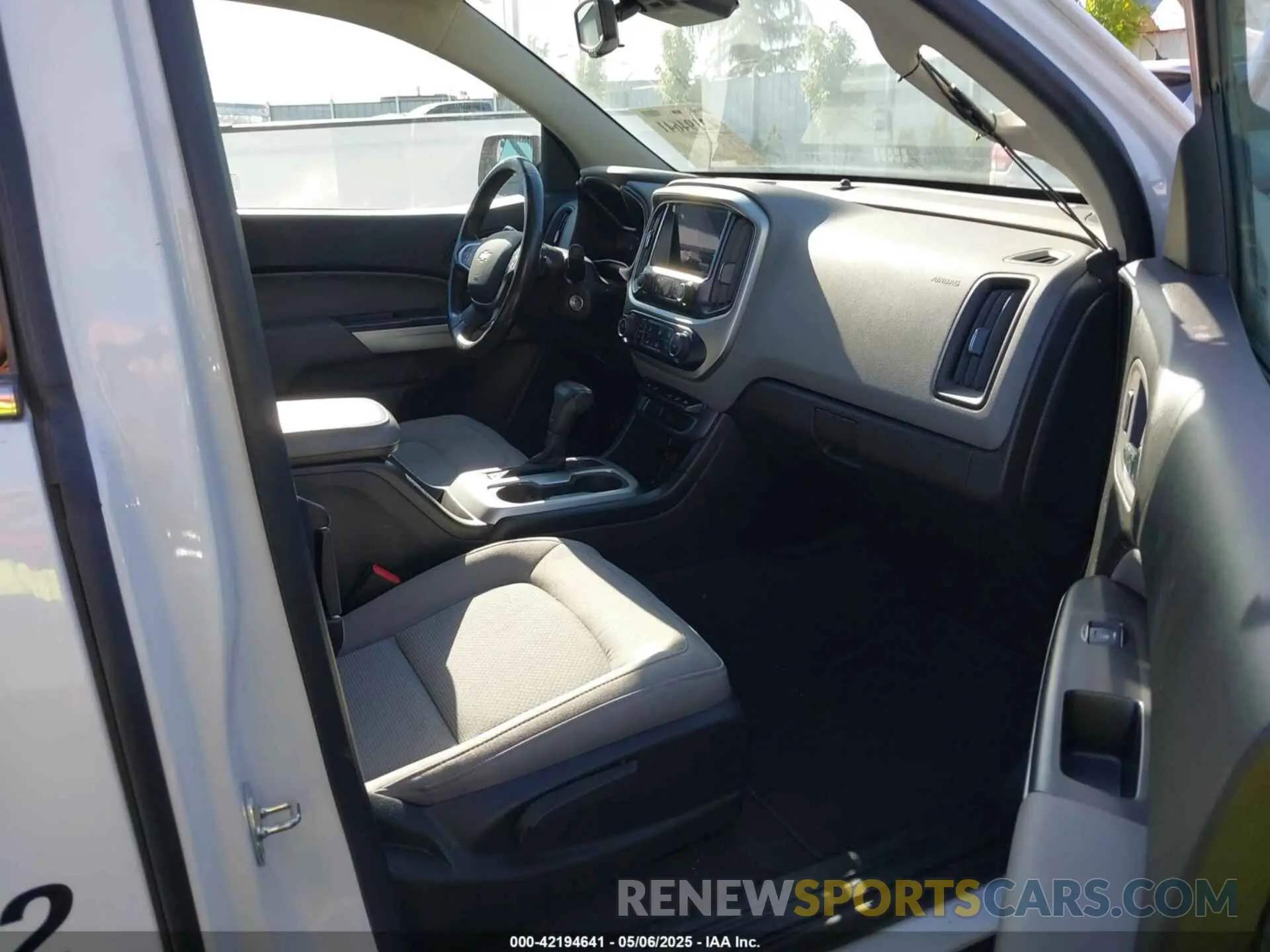5 Photograph of a damaged car 1GCHSCENXL1168004 CHEVROLET COLORADO 2020