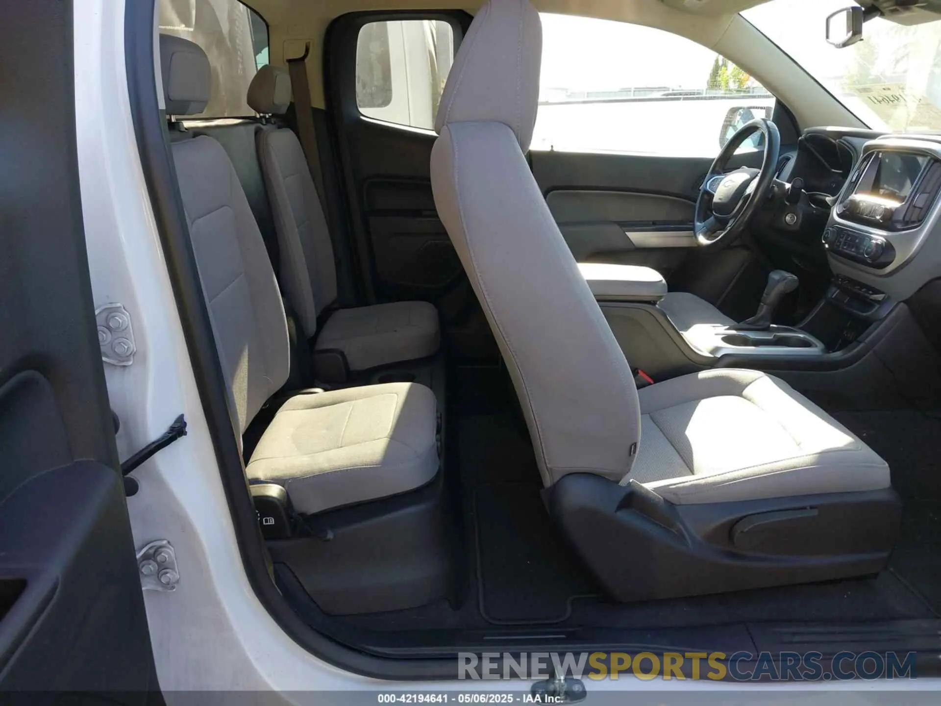 8 Photograph of a damaged car 1GCHSCENXL1168004 CHEVROLET COLORADO 2020