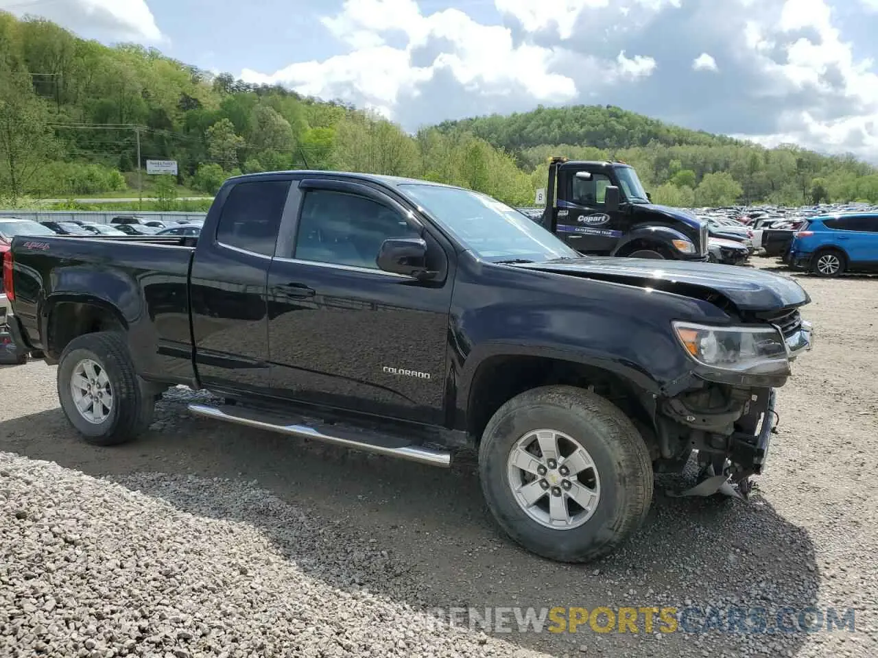 4 Photograph of a damaged car 1GCHTBEA5L1110158 CHEVROLET COLORADO 2020