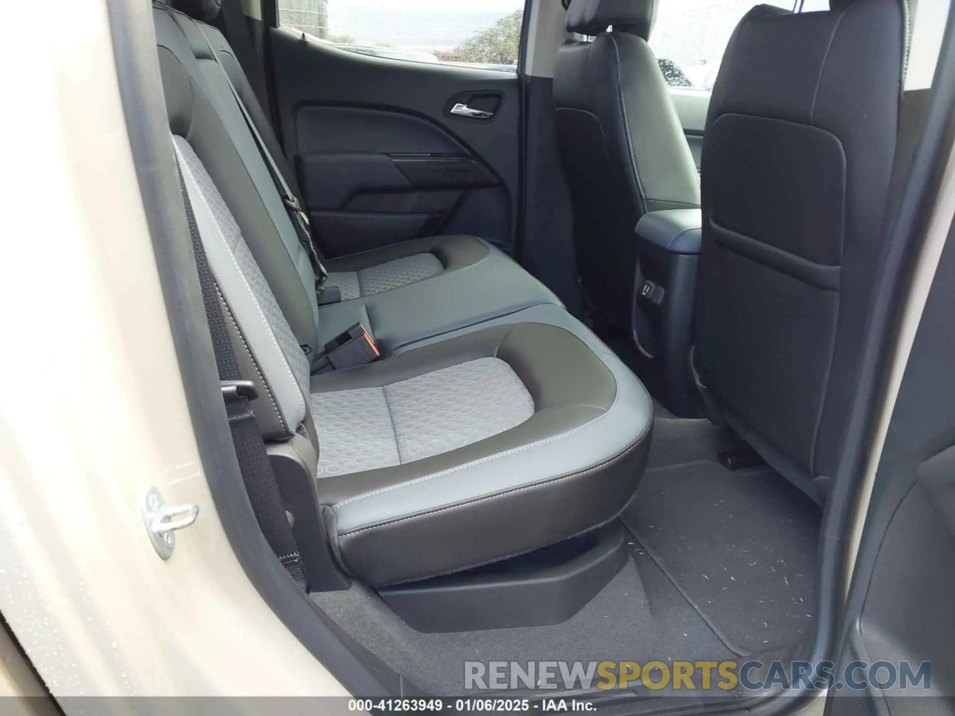 8 Photograph of a damaged car 1GCGTDEN3M1282541 CHEVROLET COLORADO 2021