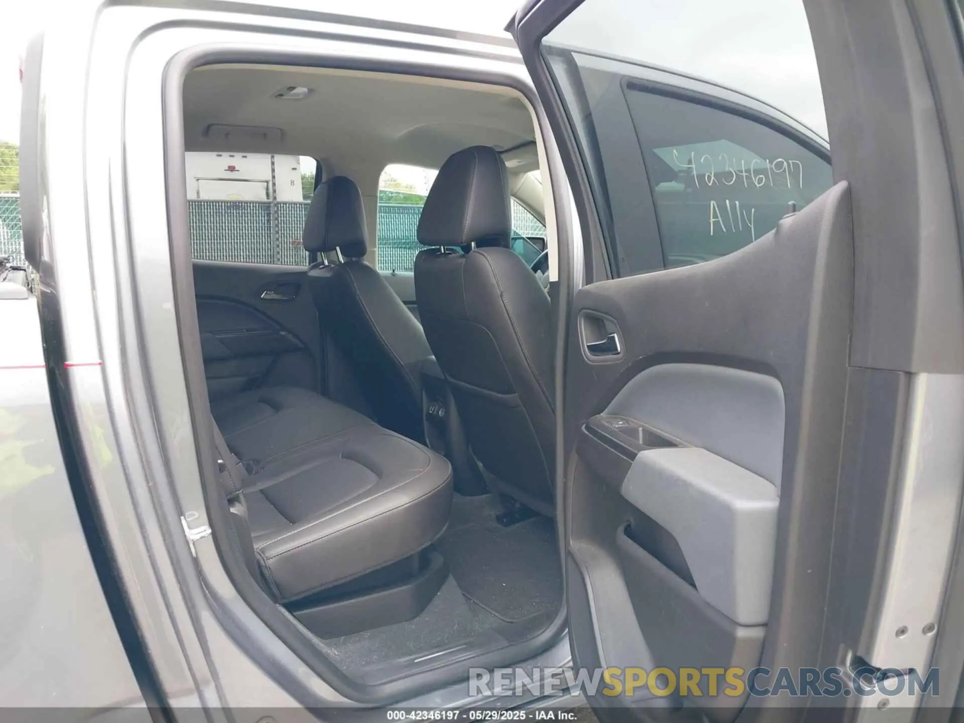 8 Photograph of a damaged car 1GCGTDEN4M1131238 CHEVROLET COLORADO 2021