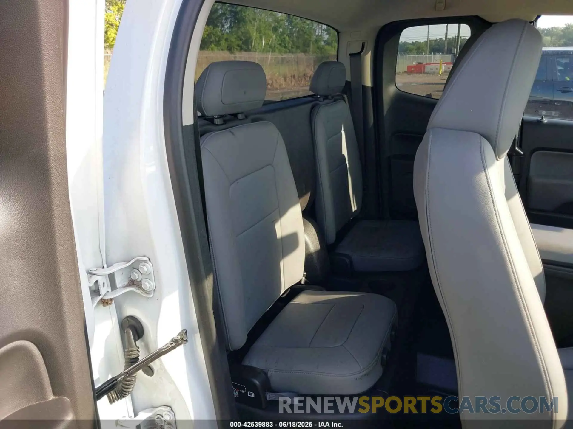 8 Photograph of a damaged car 1GCHSBEA1M1280750 CHEVROLET COLORADO 2021