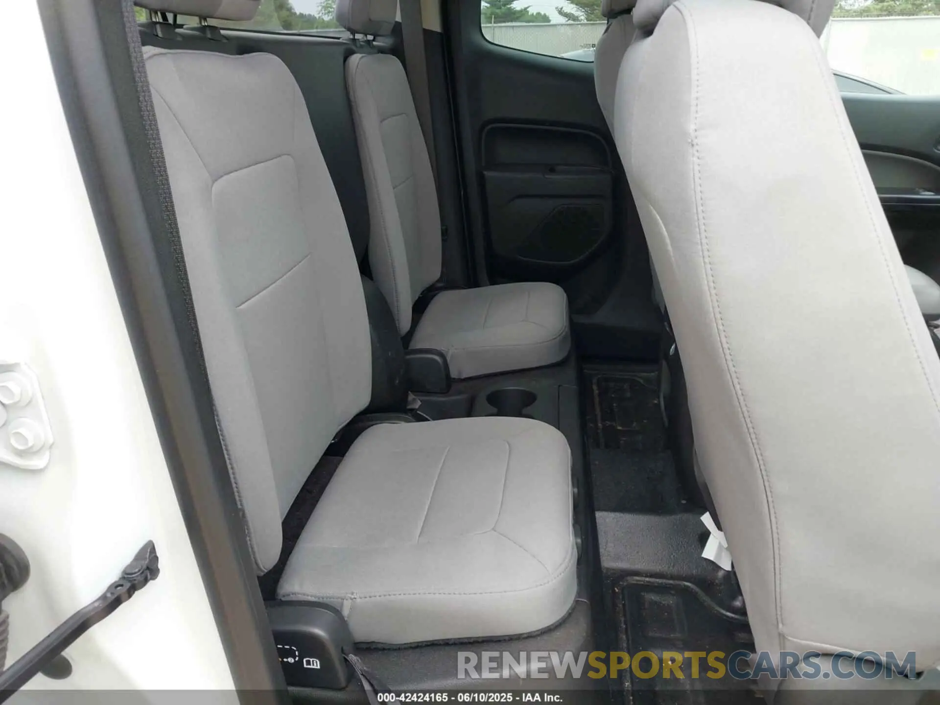 8 Photograph of a damaged car 1GCHSBEA4M1165009 CHEVROLET COLORADO 2021