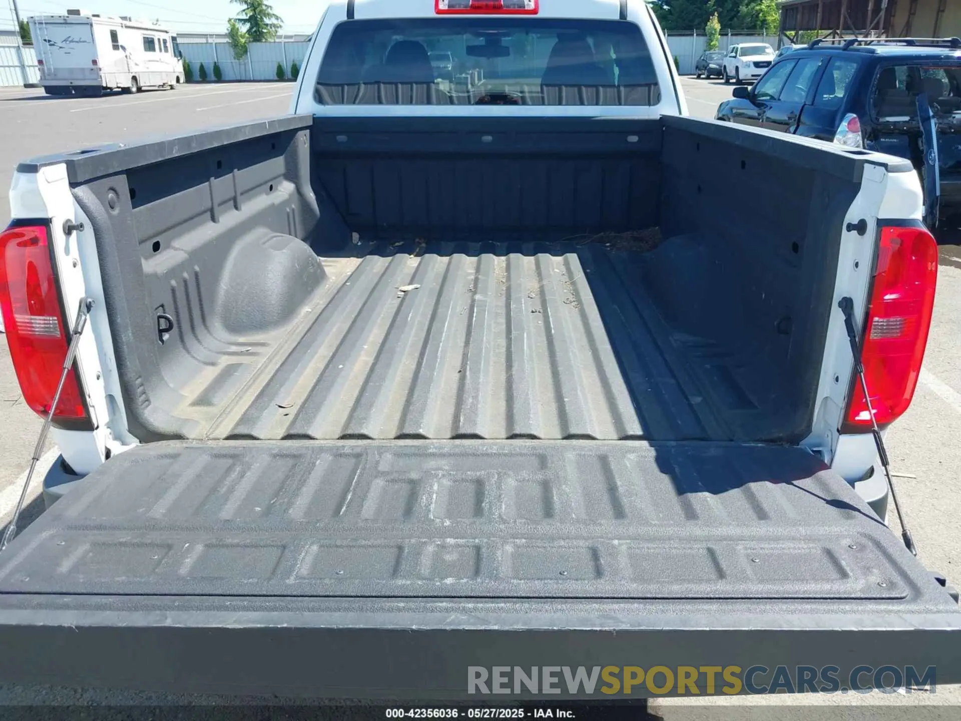 18 Photograph of a damaged car 1GCHSBEA8M1194688 CHEVROLET COLORADO 2021