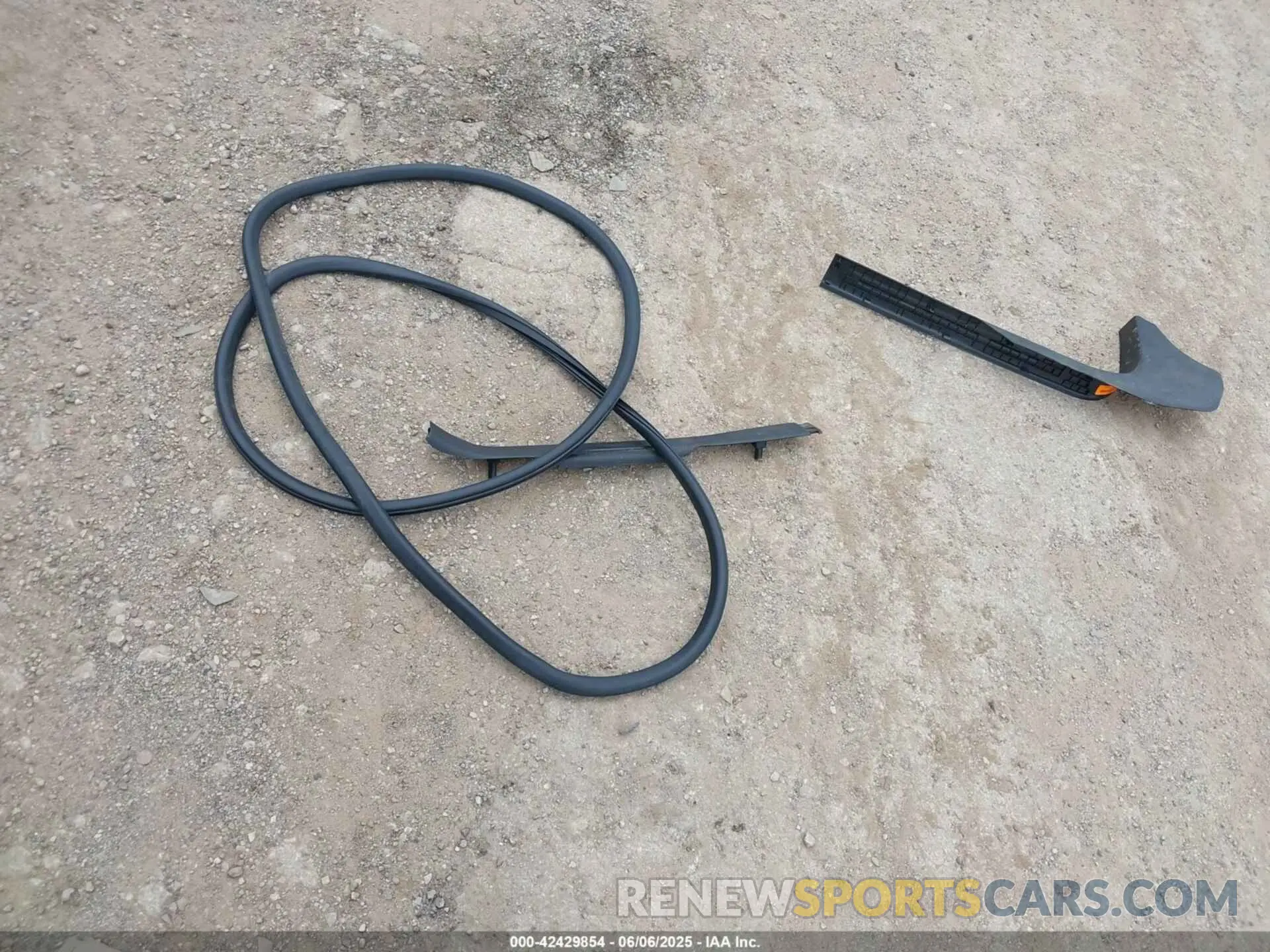 12 Photograph of a damaged car 1GCHSBEN1M1213990 CHEVROLET COLORADO 2021