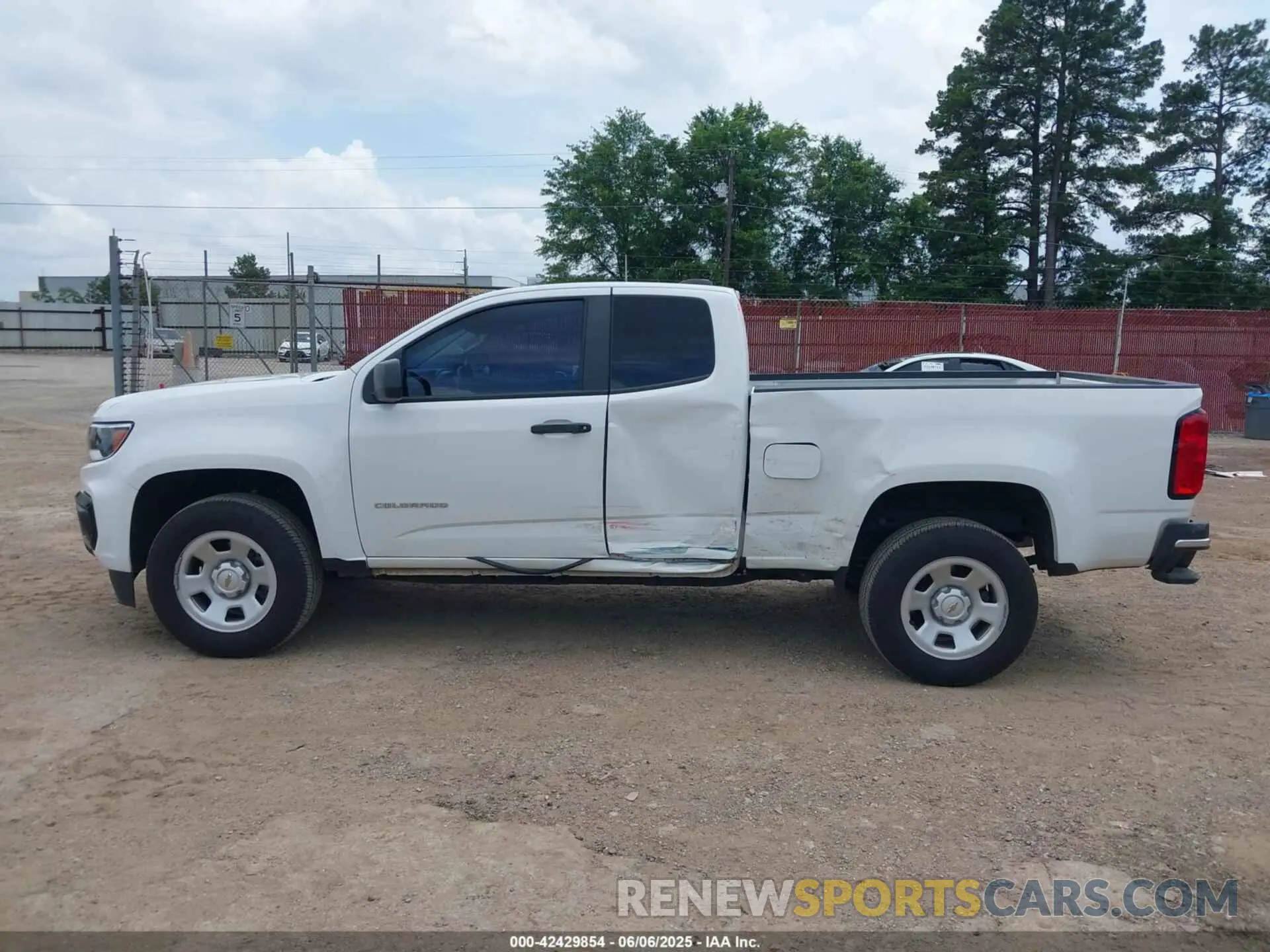 15 Photograph of a damaged car 1GCHSBEN1M1213990 CHEVROLET COLORADO 2021