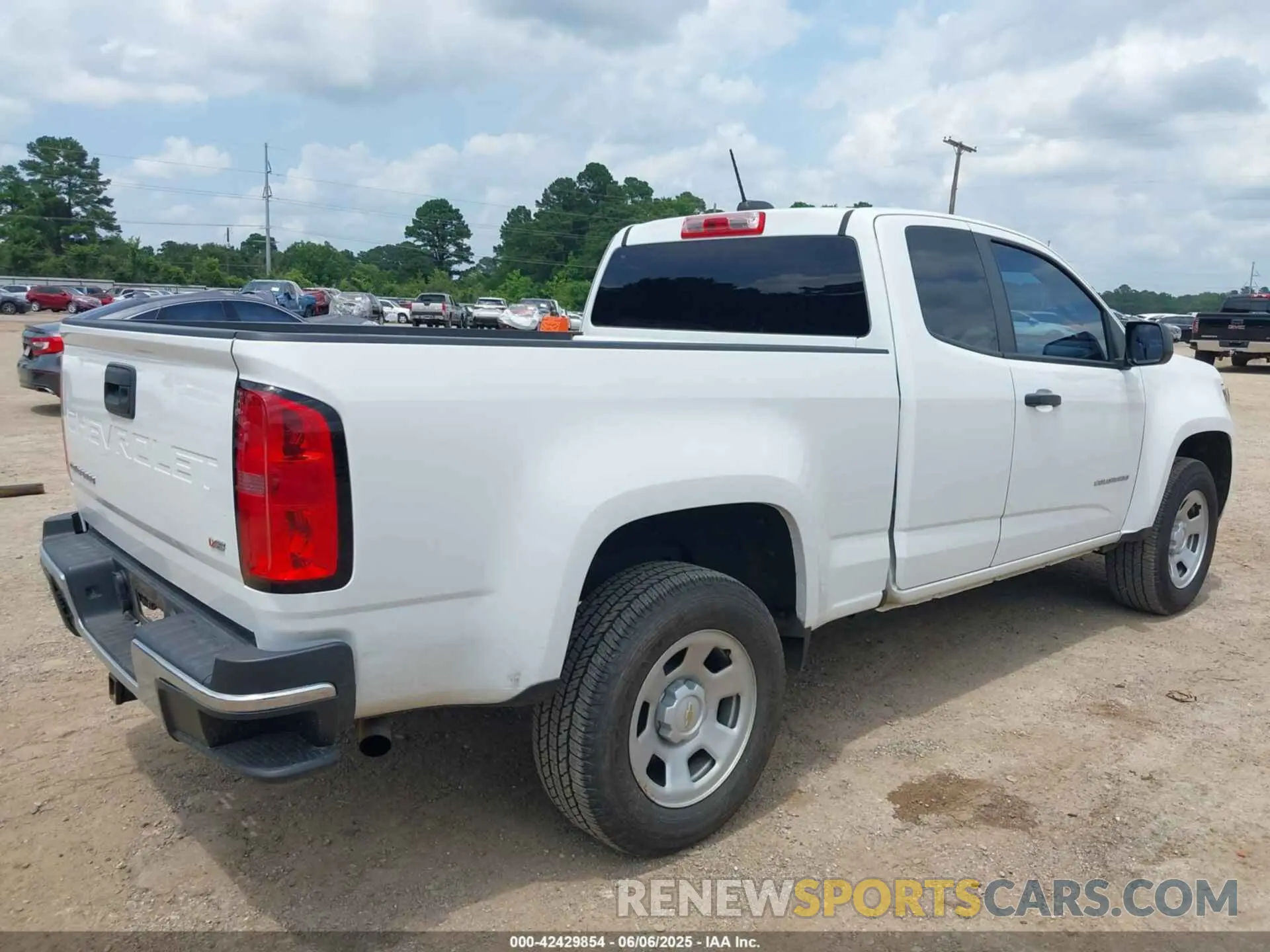 4 Photograph of a damaged car 1GCHSBEN1M1213990 CHEVROLET COLORADO 2021