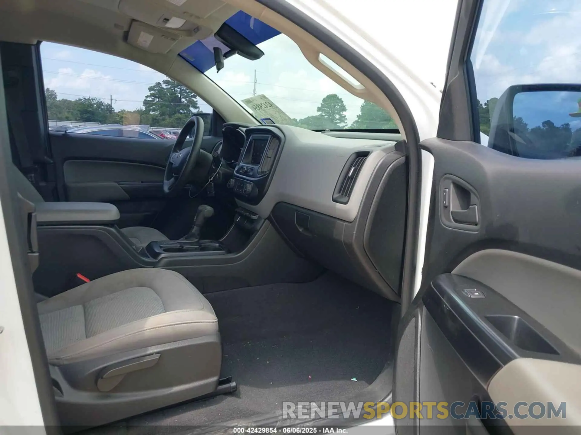 5 Photograph of a damaged car 1GCHSBEN1M1213990 CHEVROLET COLORADO 2021