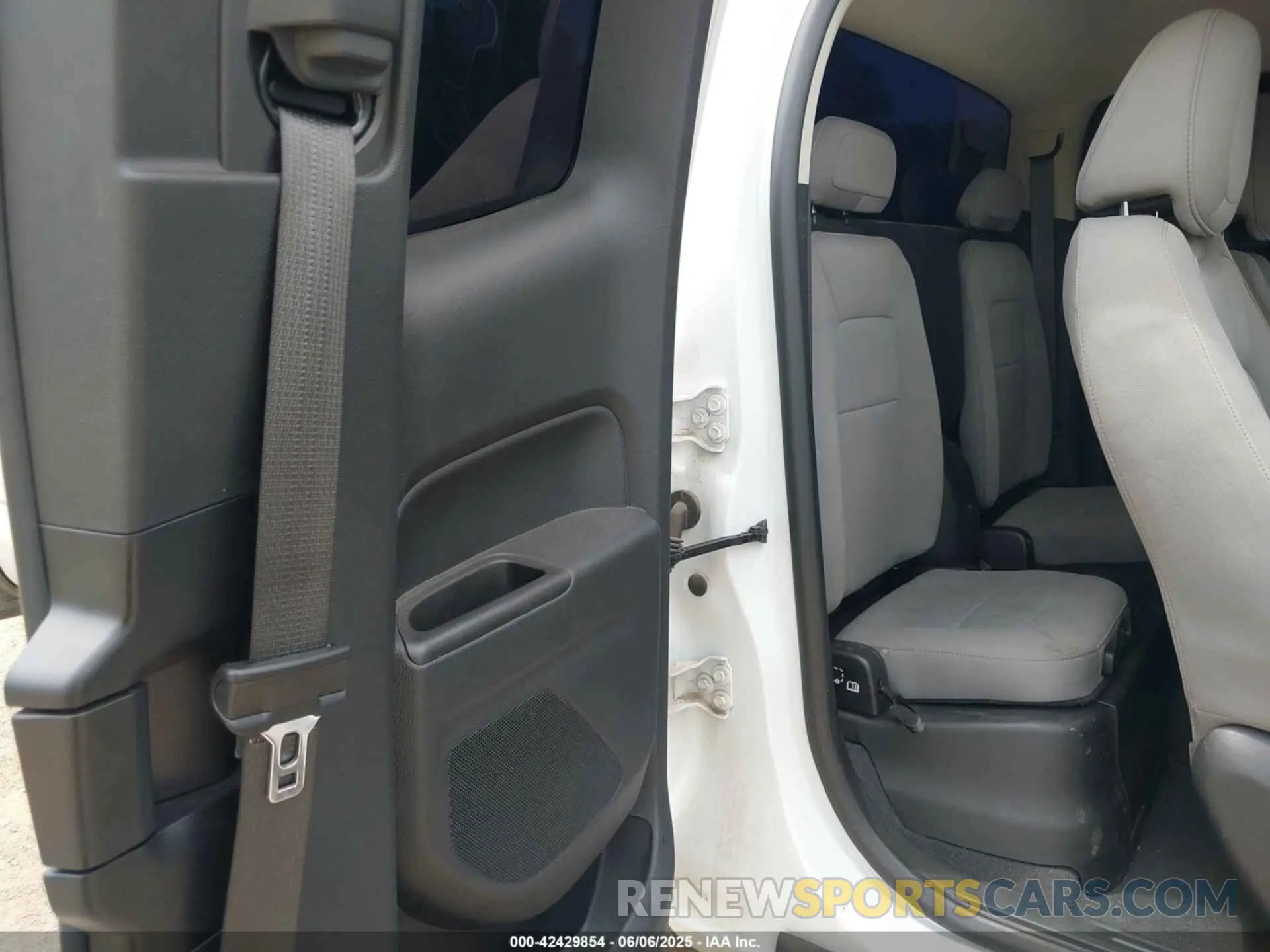 8 Photograph of a damaged car 1GCHSBEN1M1213990 CHEVROLET COLORADO 2021