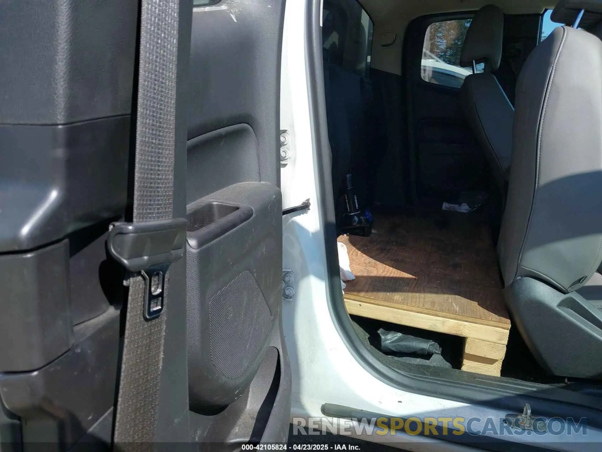 8 Photograph of a damaged car 1GCHSBEN2M1105829 CHEVROLET COLORADO 2021