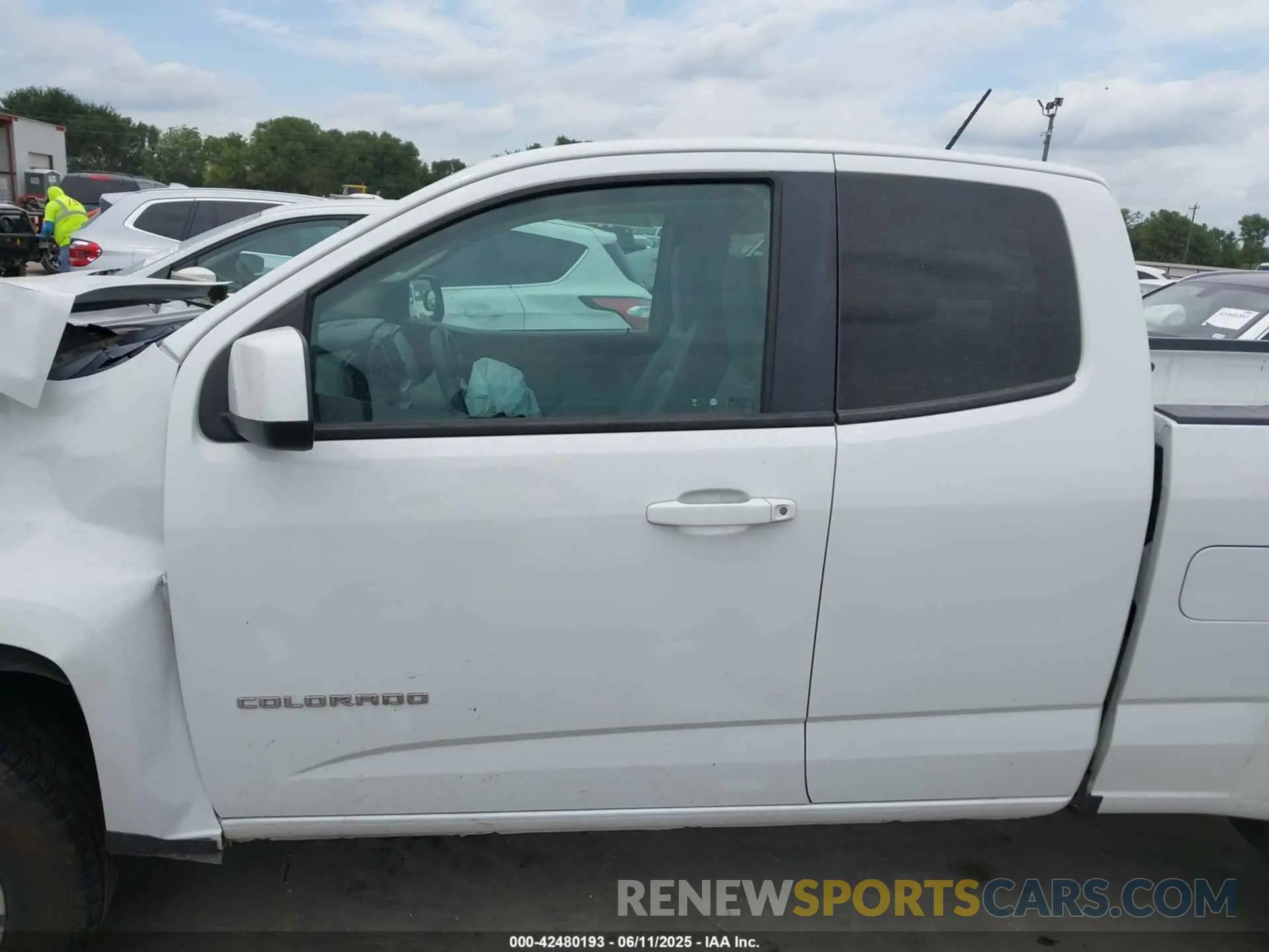 14 Photograph of a damaged car 1GCHSBEN7M1139913 CHEVROLET COLORADO 2021