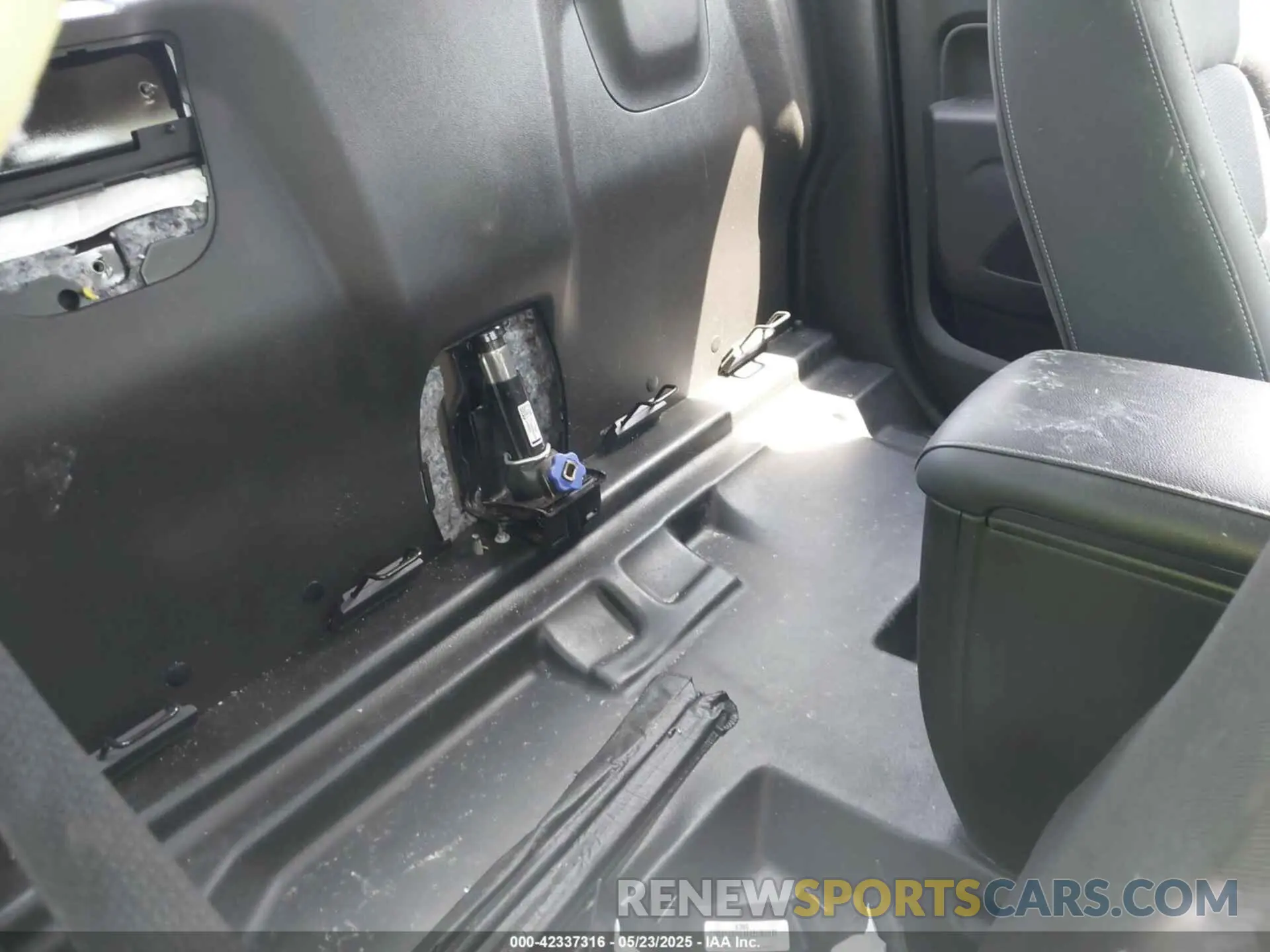 8 Photograph of a damaged car 1GCHSCEA2M1269505 CHEVROLET COLORADO 2021