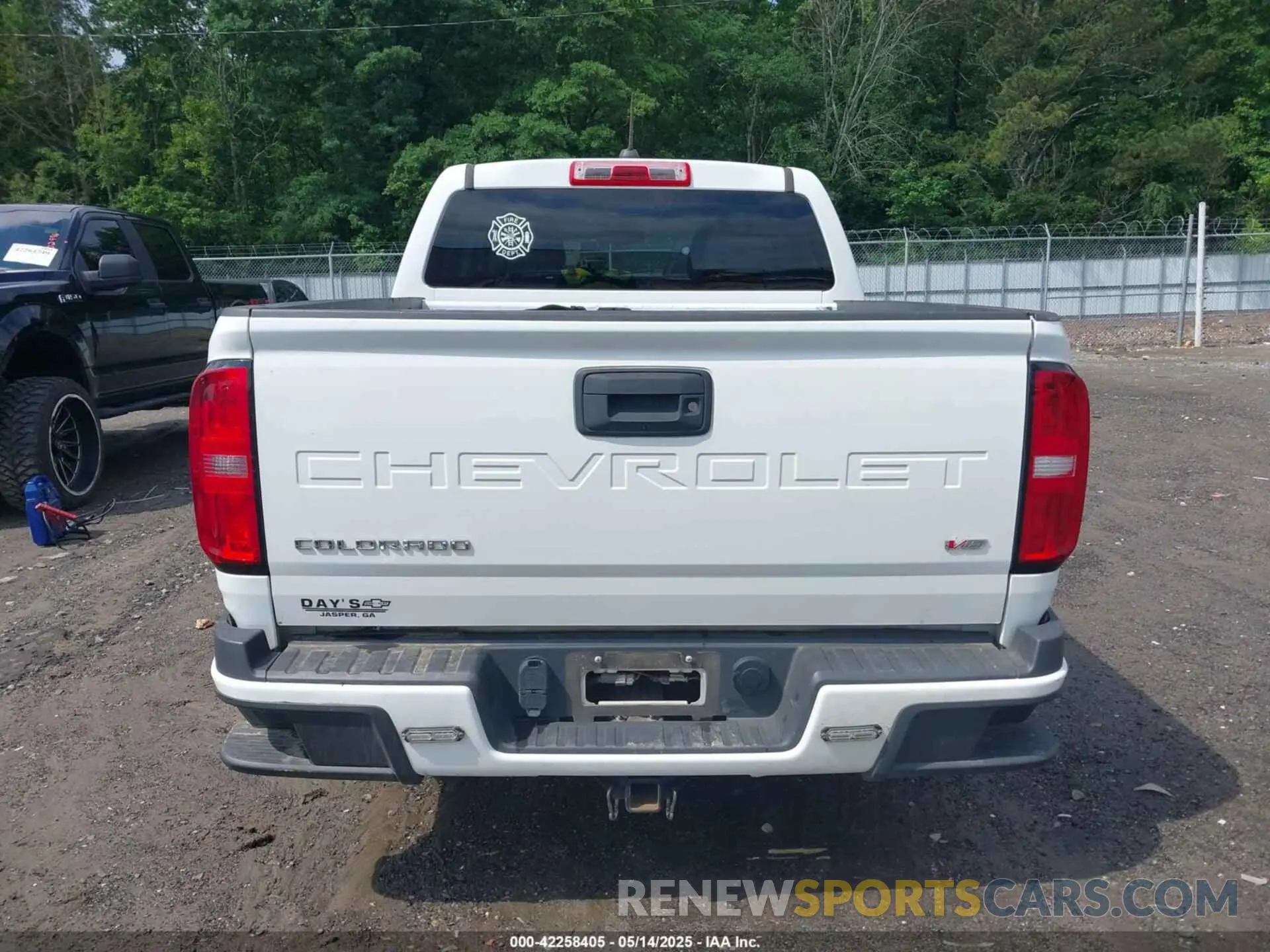 17 Photograph of a damaged car 1GCGTBEN0N1136281 CHEVROLET COLORADO 2022