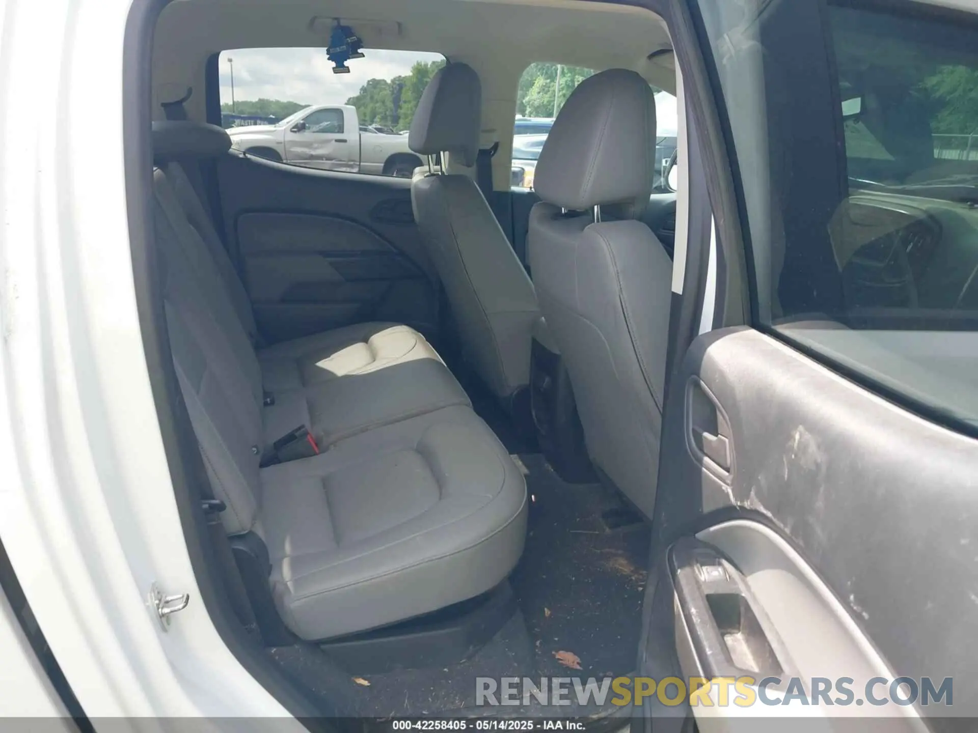 8 Photograph of a damaged car 1GCGTBEN0N1136281 CHEVROLET COLORADO 2022