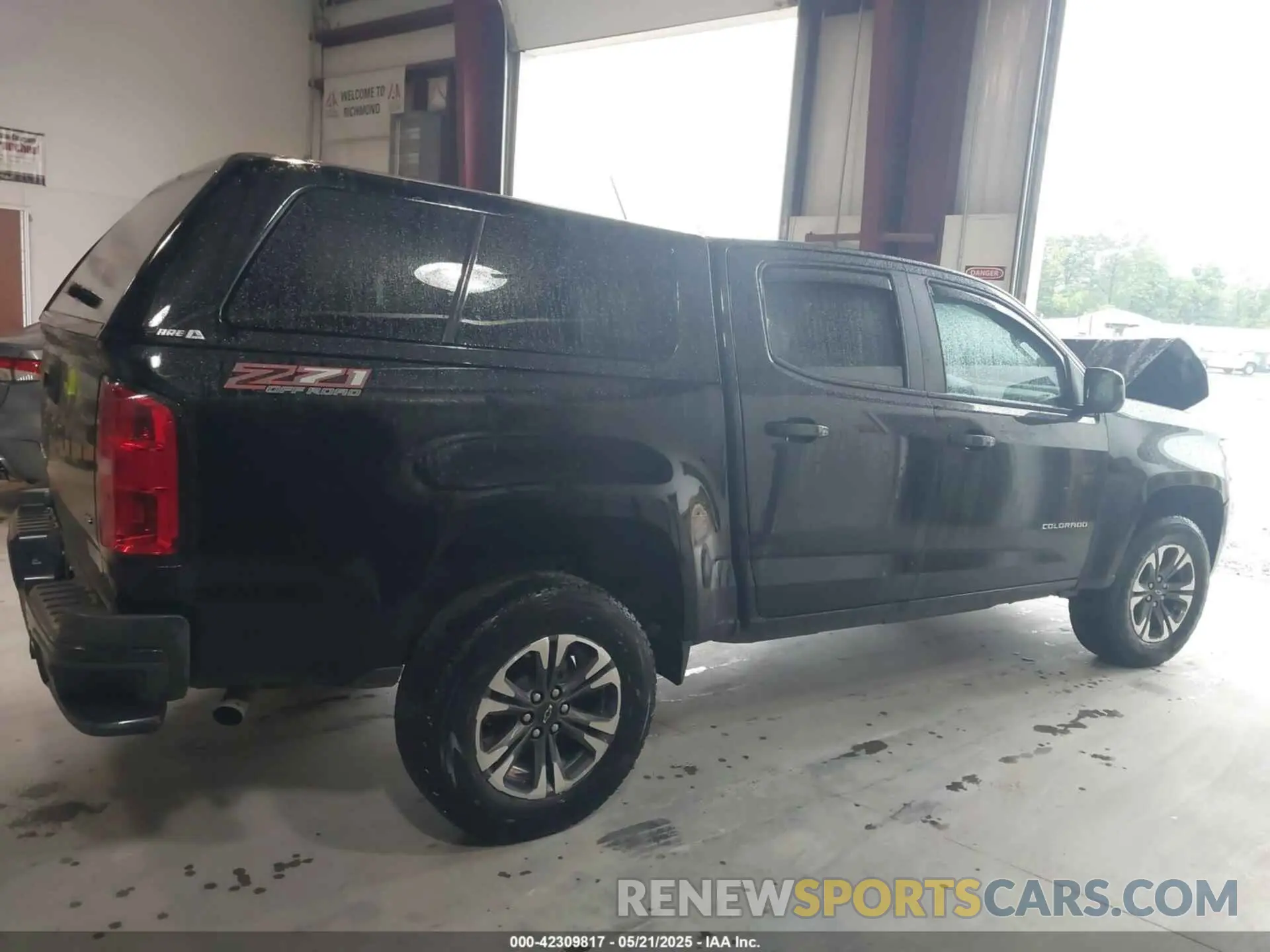 13 Photograph of a damaged car 1GCGTDENXN1323376 CHEVROLET COLORADO 2022