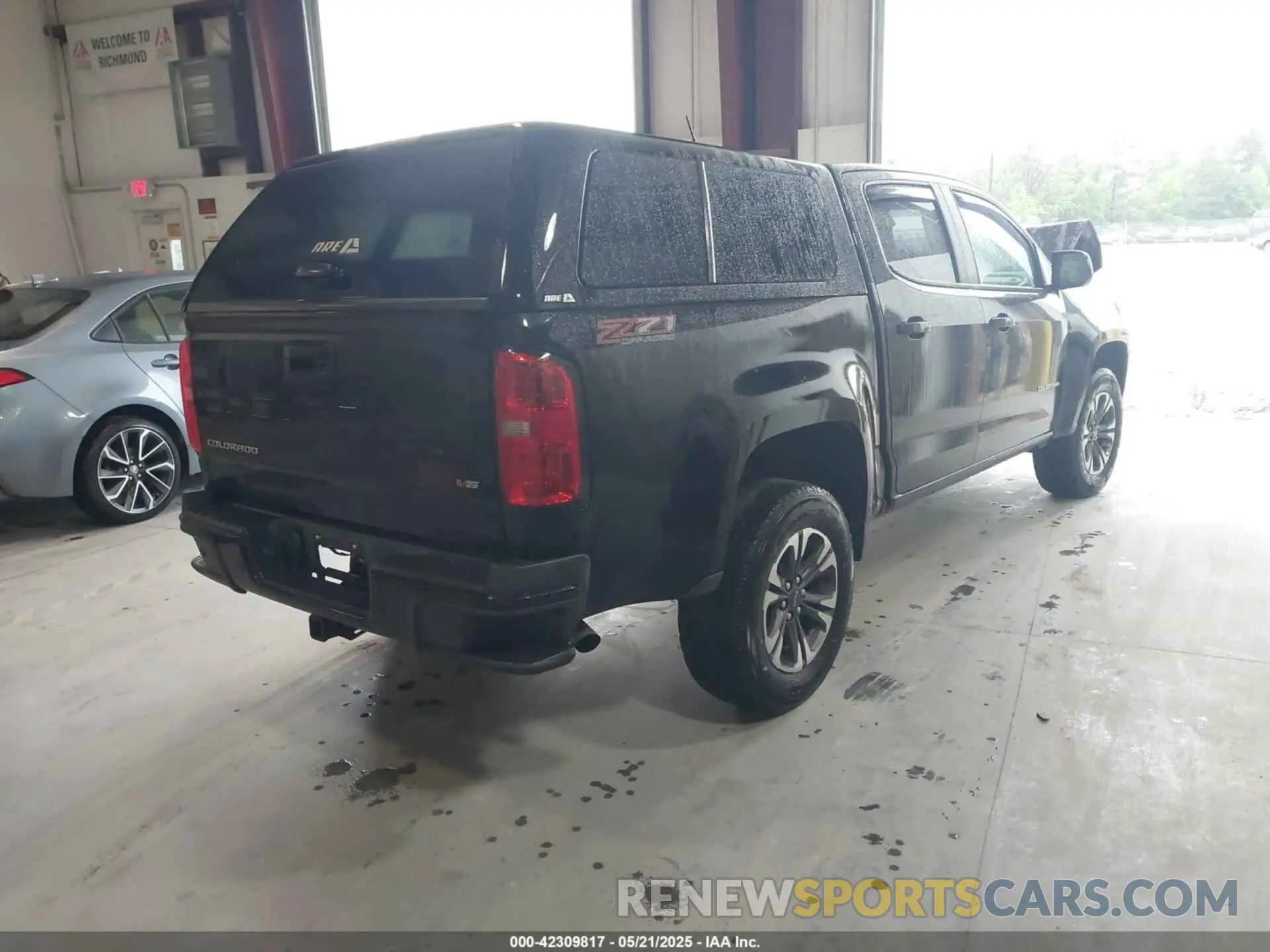 4 Photograph of a damaged car 1GCGTDENXN1323376 CHEVROLET COLORADO 2022