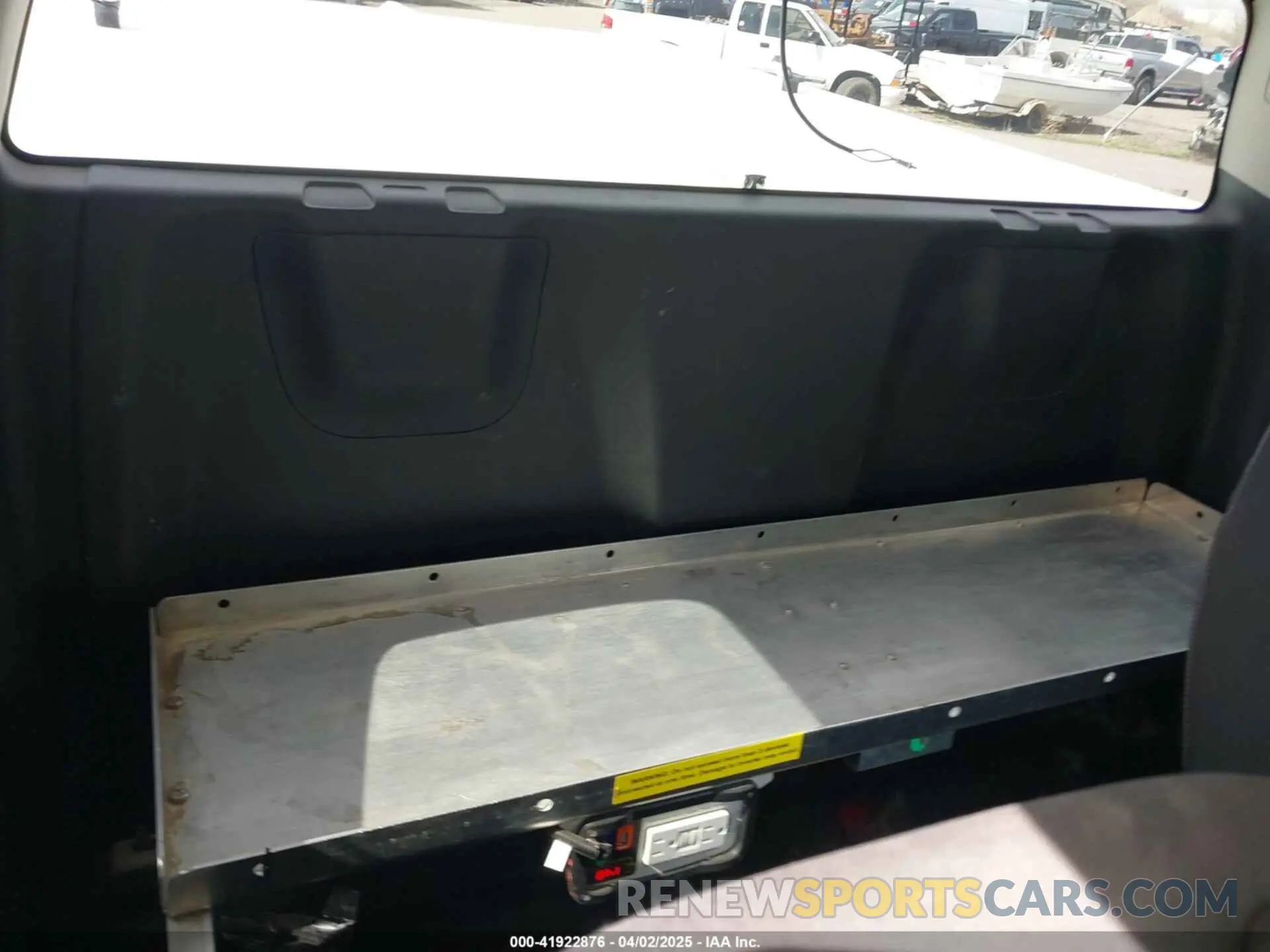 8 Photograph of a damaged car 1GCHSCEA2N1117936 CHEVROLET COLORADO 2022