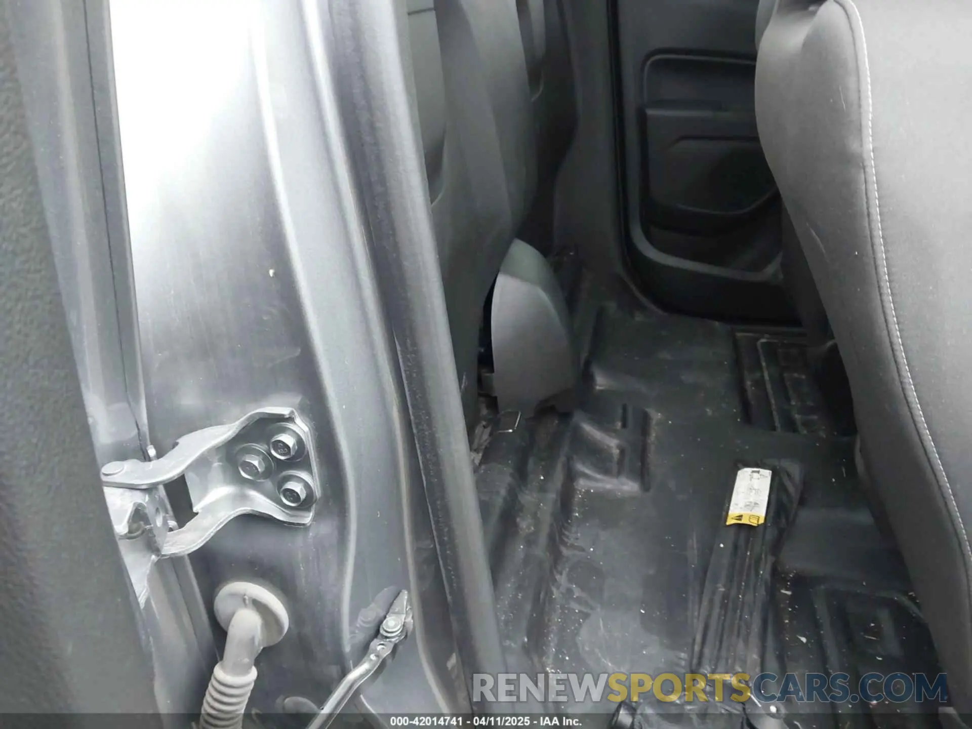 8 Photograph of a damaged car 1GCHSCEA3N1158107 CHEVROLET COLORADO 2022