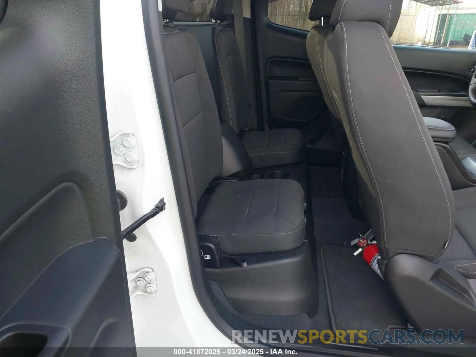 8 Photograph of a damaged car 1GCHSCEN6N1128845 CHEVROLET COLORADO 2022