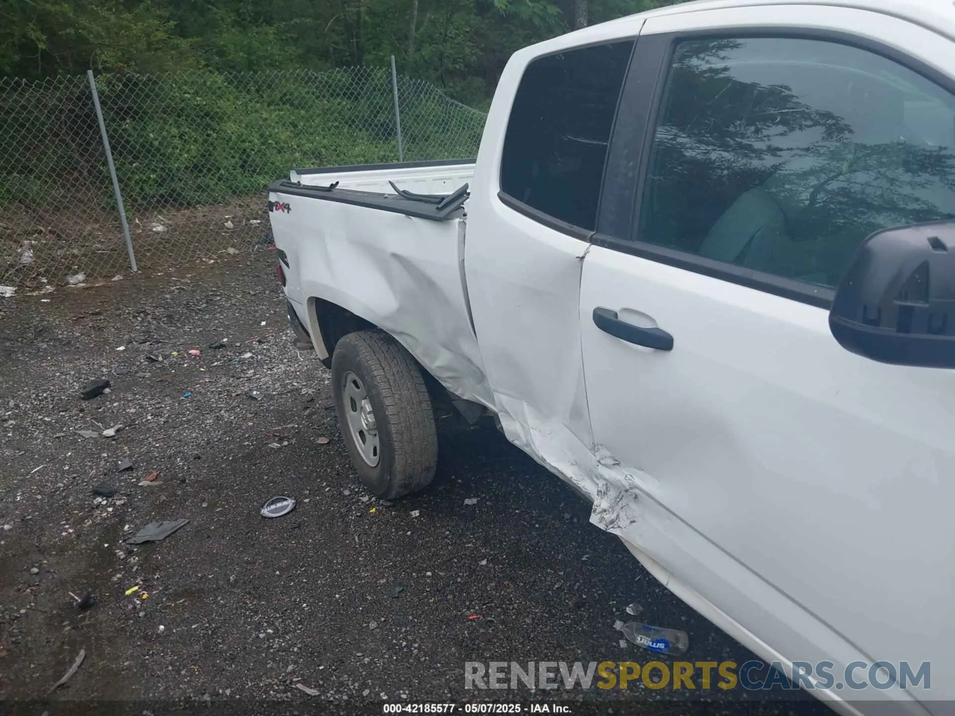 17 Photograph of a damaged car 1GCHTBEN7N1132233 CHEVROLET COLORADO 2022