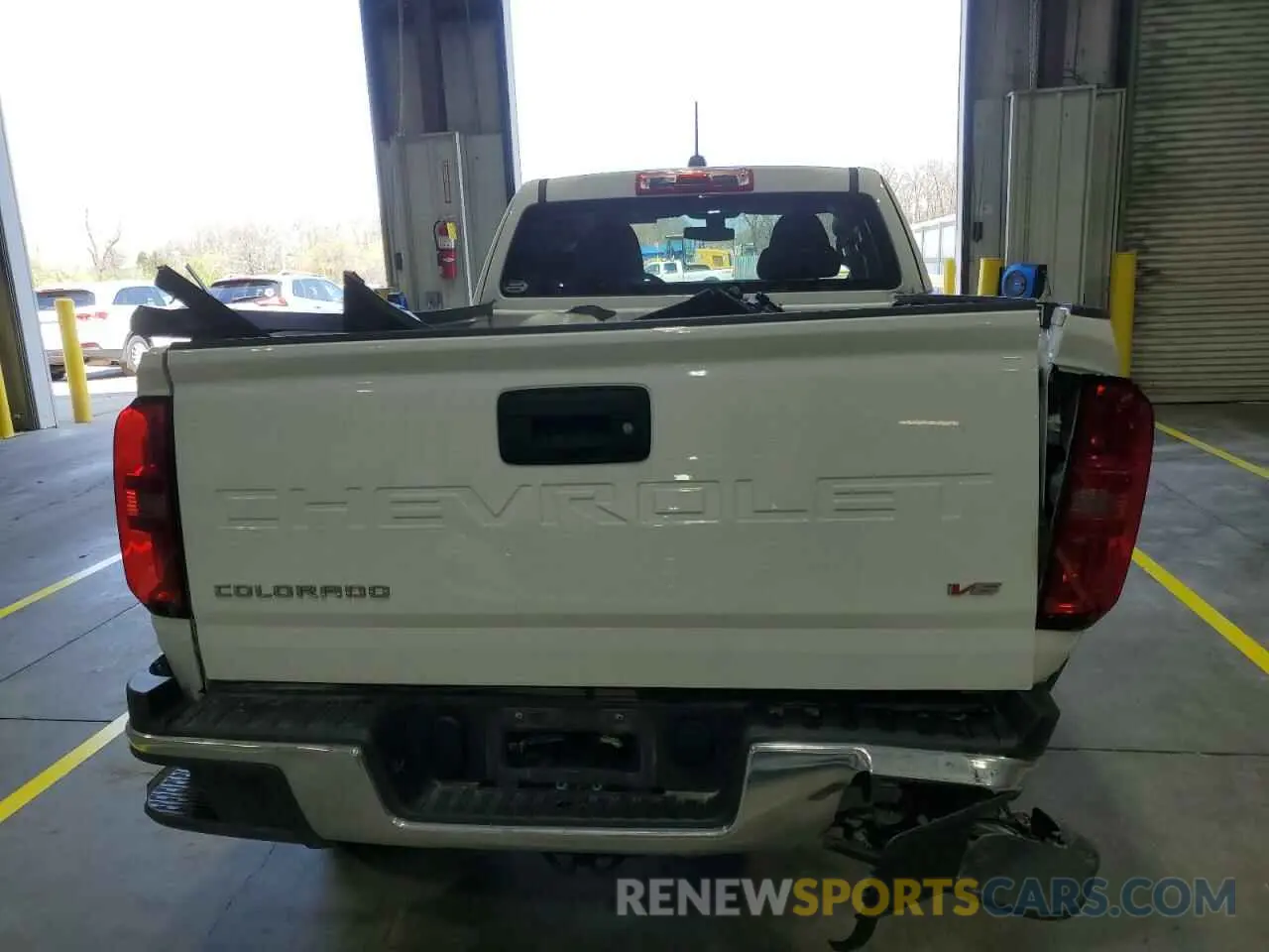 6 Photograph of a damaged car 1GCHTBEN8N1239517 CHEVROLET COLORADO 2022