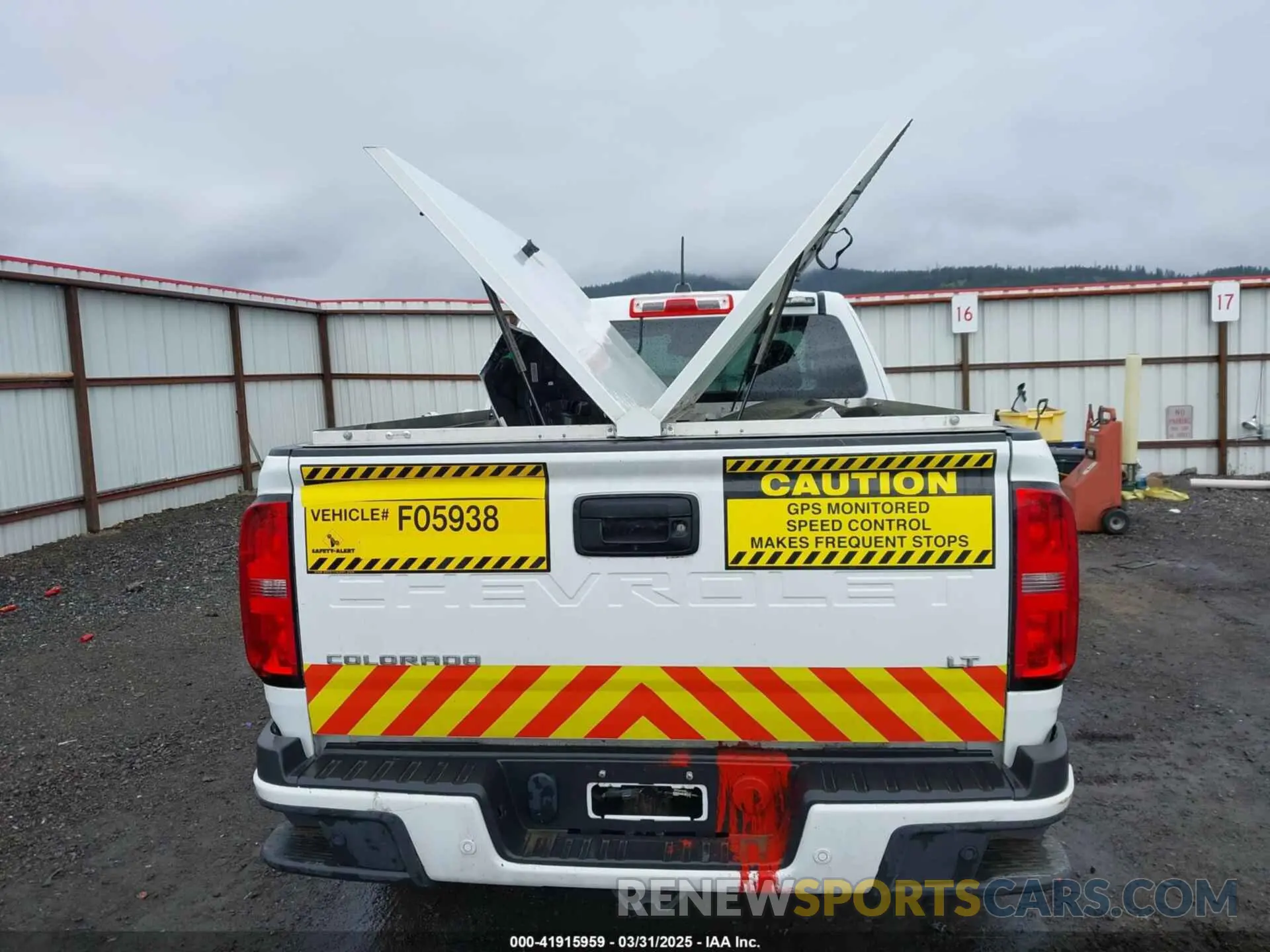 17 Photograph of a damaged car 1GCHTCEA8N1198468 CHEVROLET COLORADO 2022