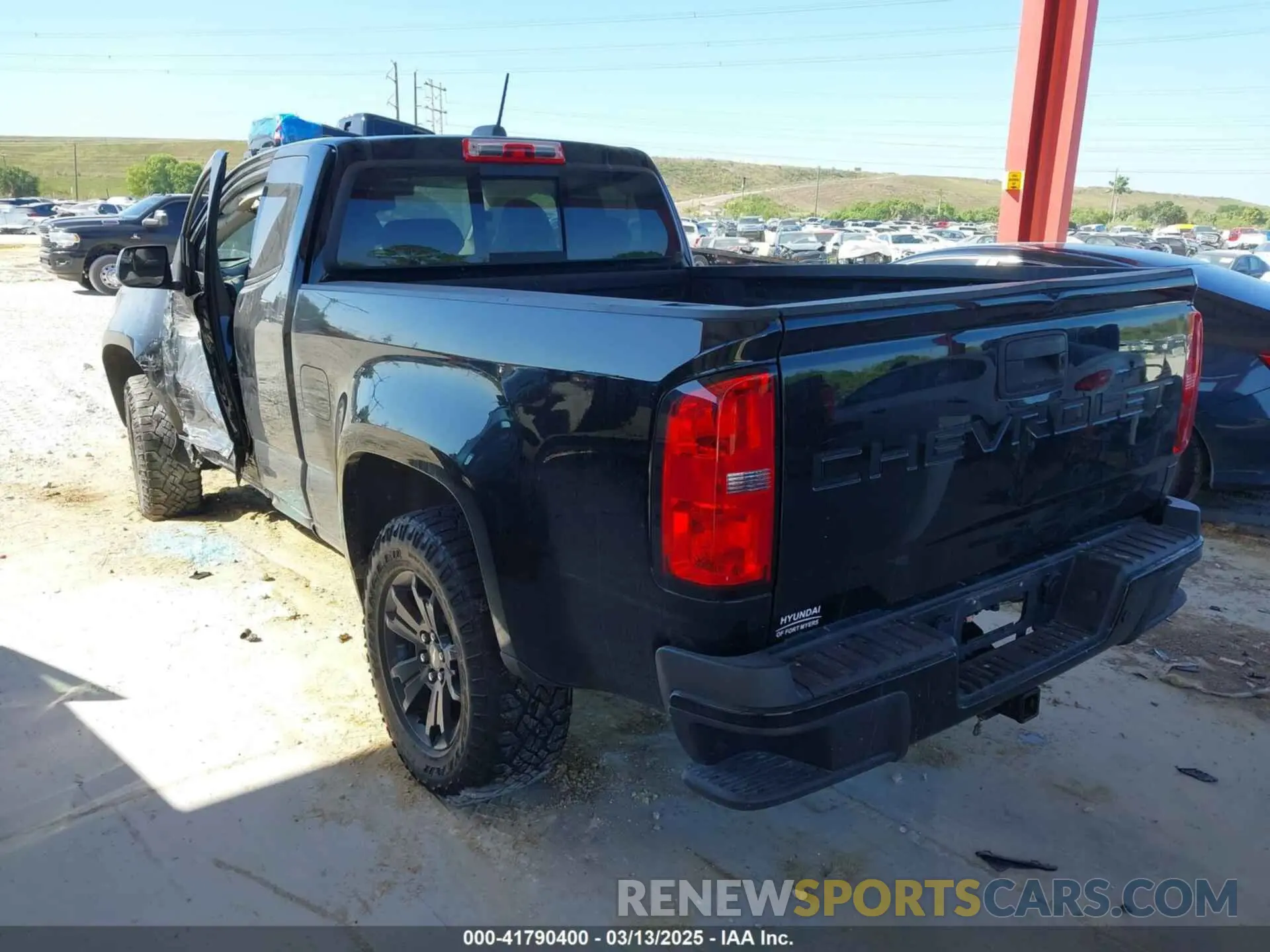 3 Photograph of a damaged car 1GCHTDEN2N1198149 CHEVROLET COLORADO 2022