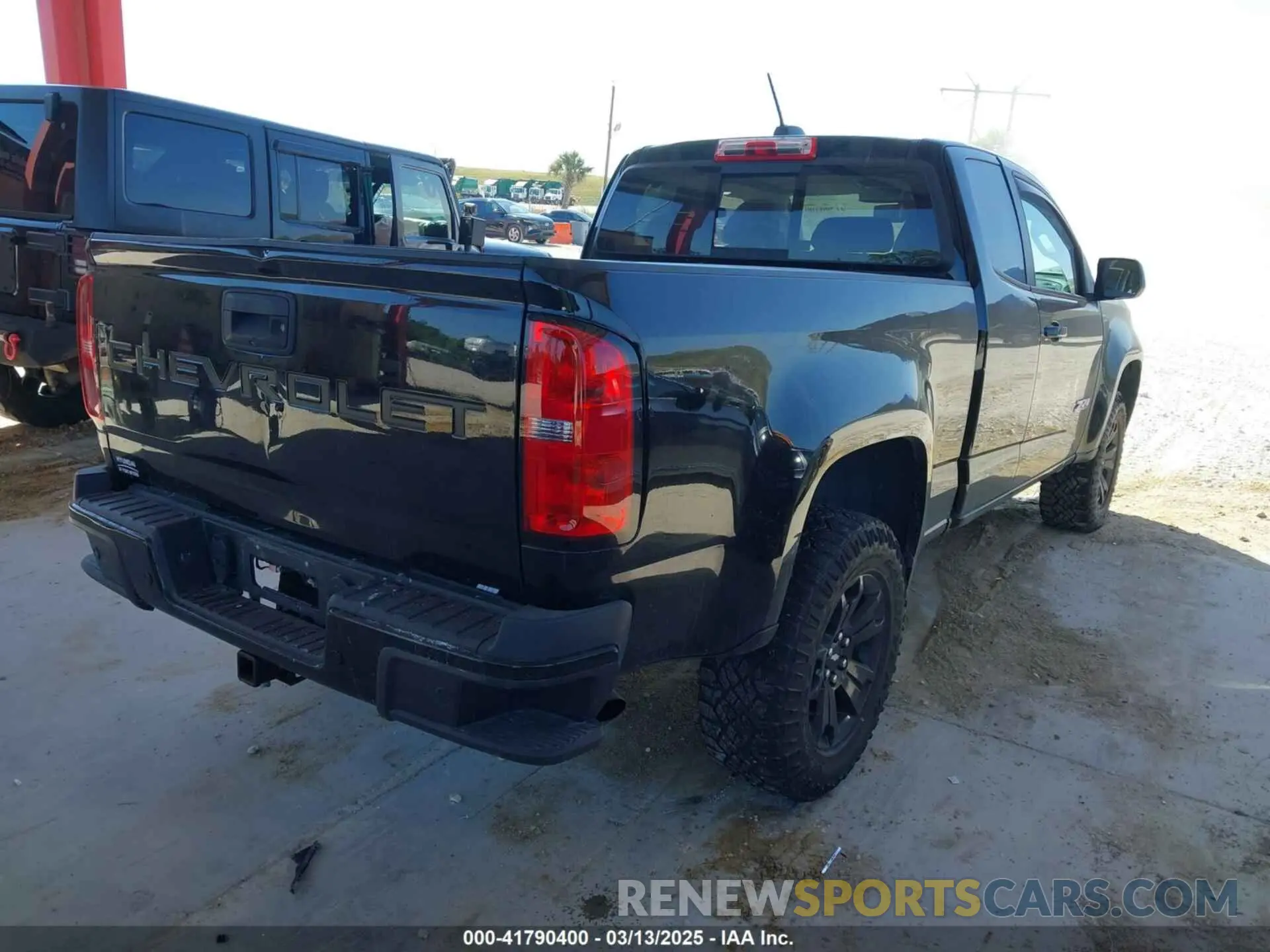4 Photograph of a damaged car 1GCHTDEN2N1198149 CHEVROLET COLORADO 2022
