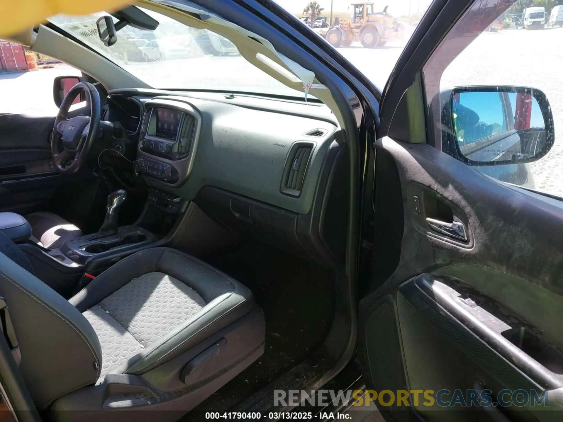 5 Photograph of a damaged car 1GCHTDEN2N1198149 CHEVROLET COLORADO 2022