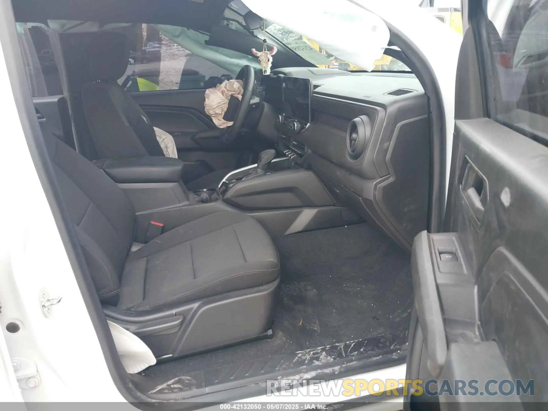 5 Photograph of a damaged car 1GCPTEEK3P1202011 CHEVROLET COLORADO 2023