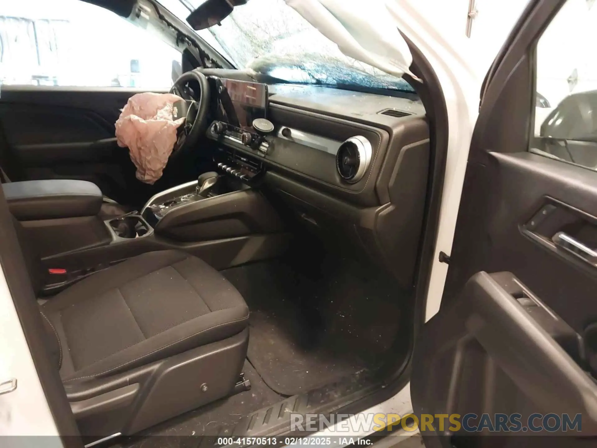 5 Photograph of a damaged car 1GCPTCEK1R1131804 CHEVROLET COLORADO 2024