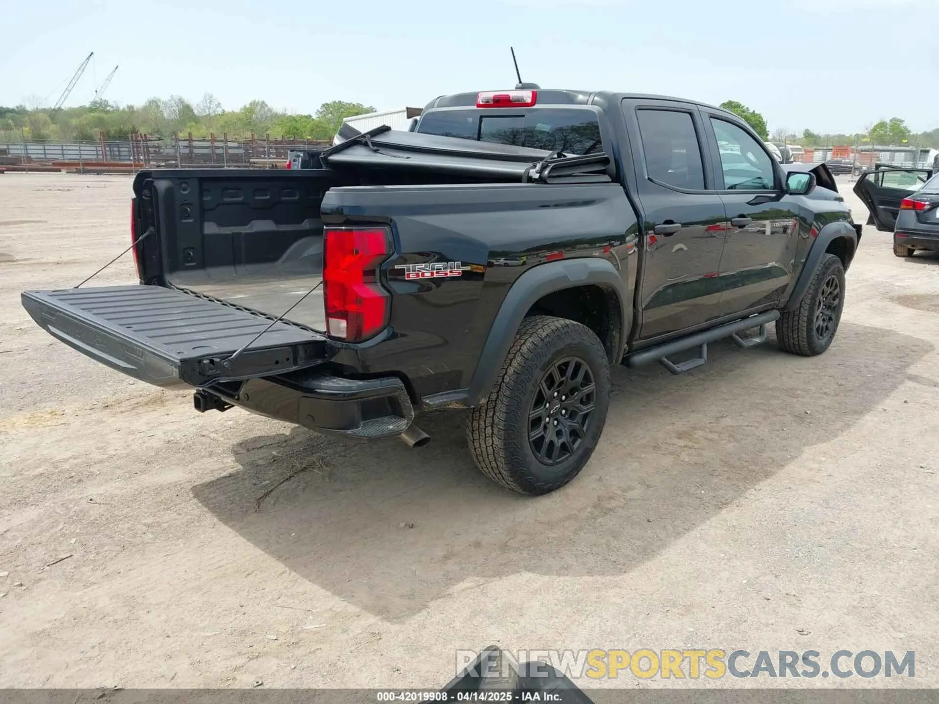 4 Photograph of a damaged car 1GCPTEEK1R1287336 CHEVROLET COLORADO 2024