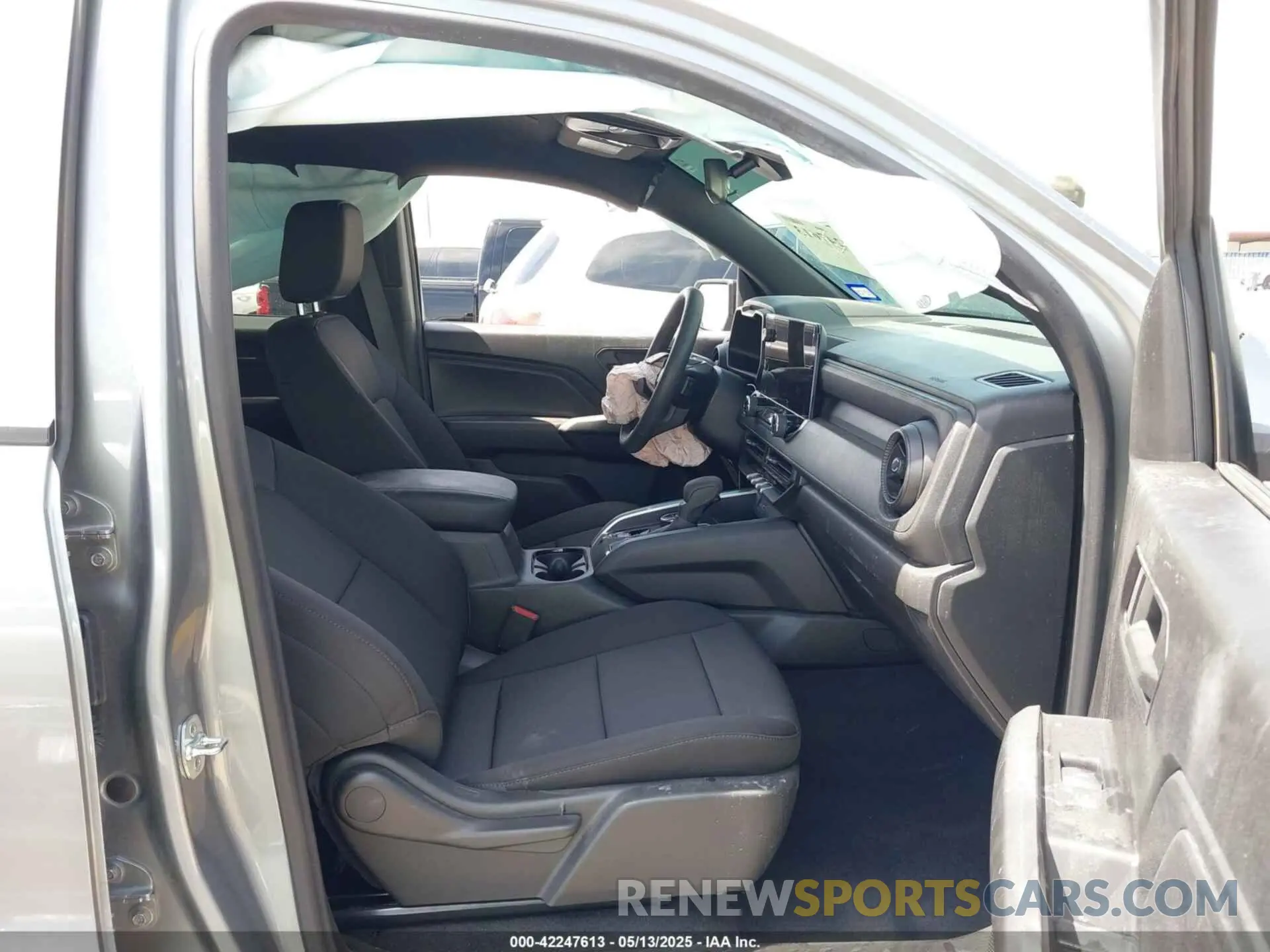 5 Photograph of a damaged car 1GCPTEEK1R1315989 CHEVROLET COLORADO 2024