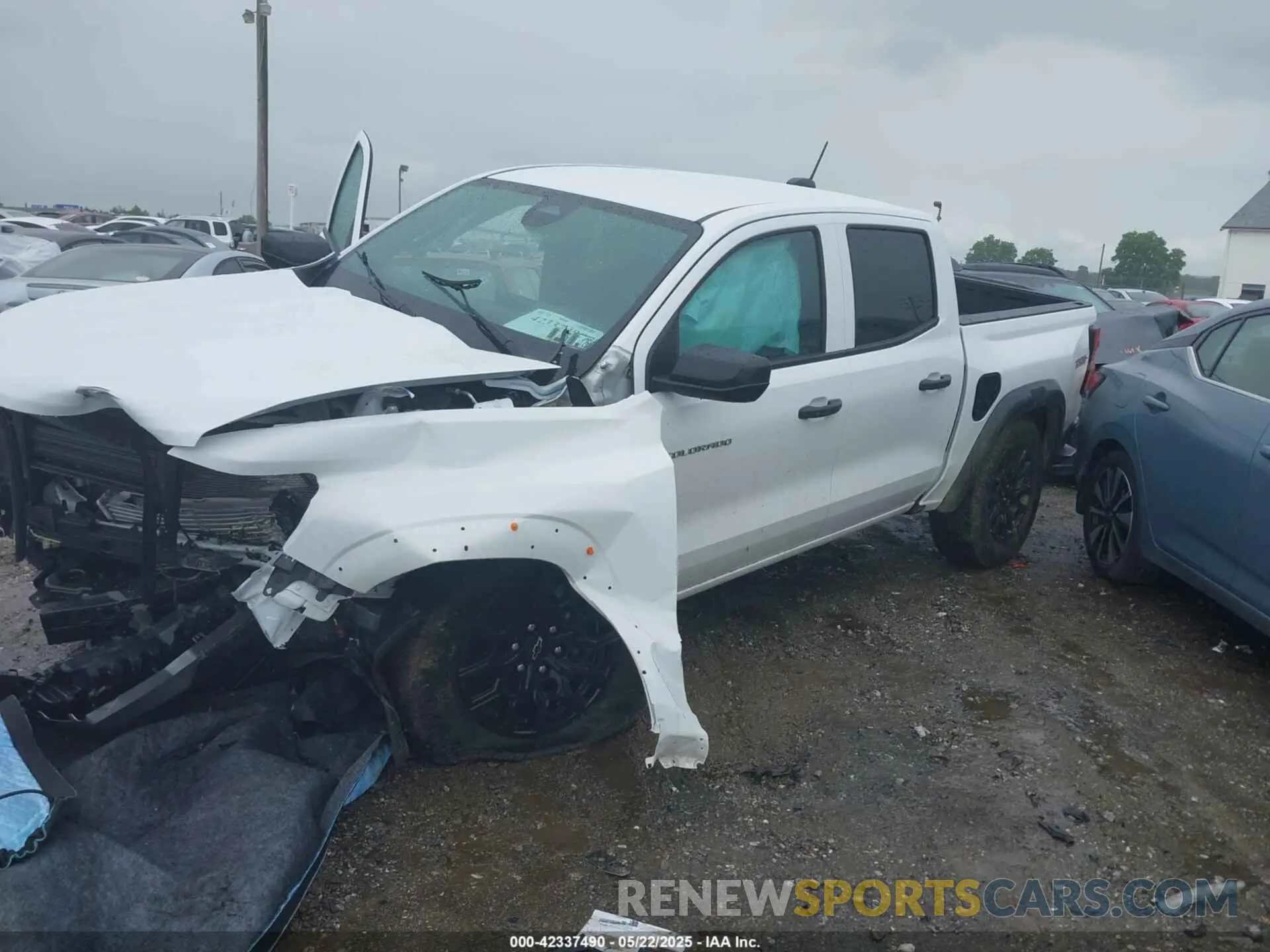 2 Photograph of a damaged car 1GCPTEEK8R1295997 CHEVROLET COLORADO 2024